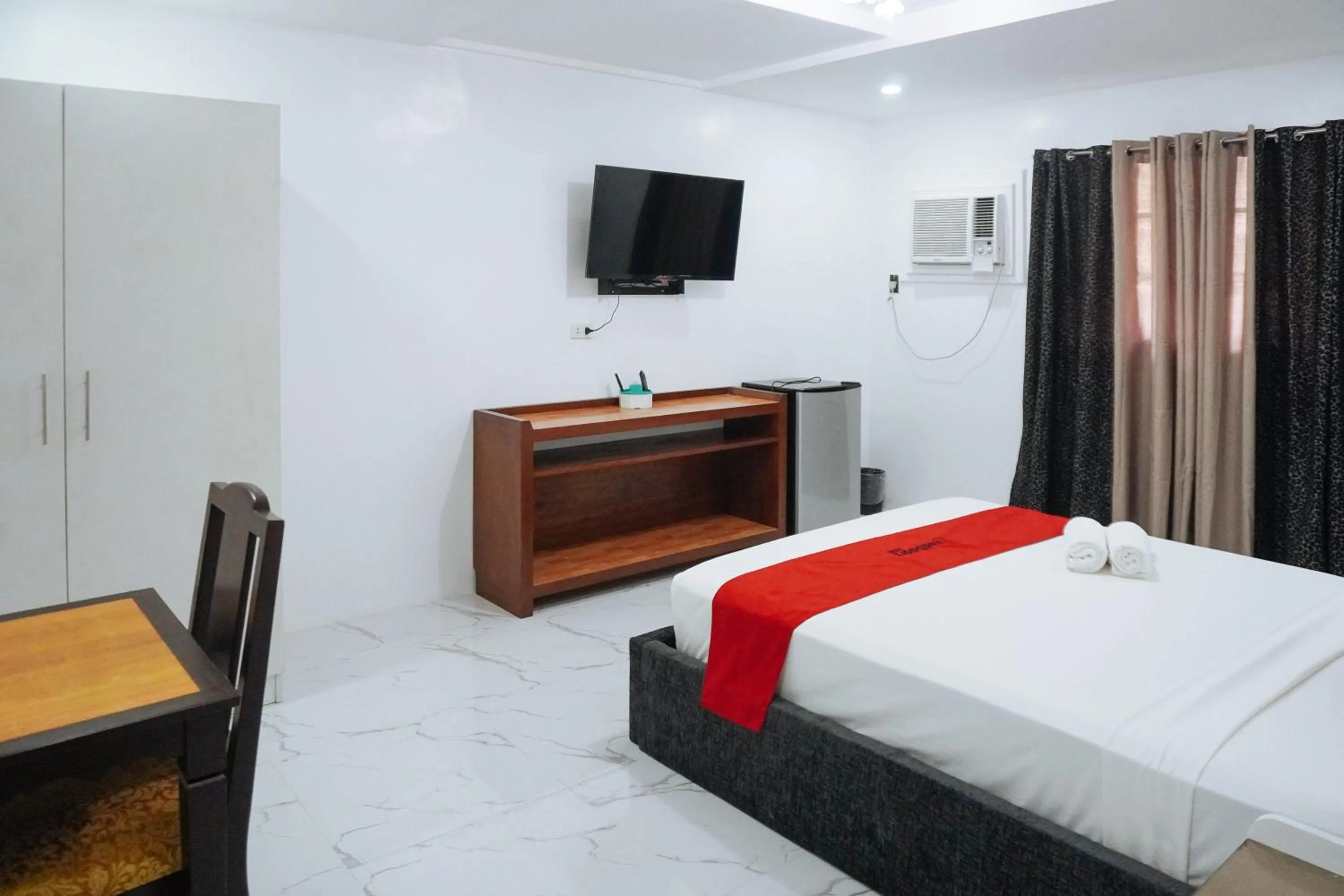 Photo of the whole room, Bed in RedDoorz at La Casa Guesthouse former RedDoorz at Tamarind Street Angeles City