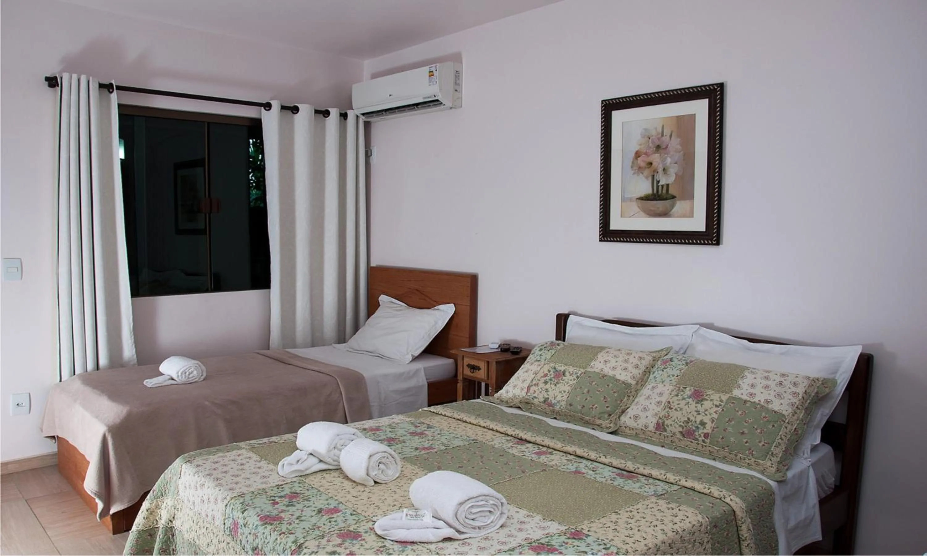 Photo of the whole room, Bed in Pousada Encantos do Peró