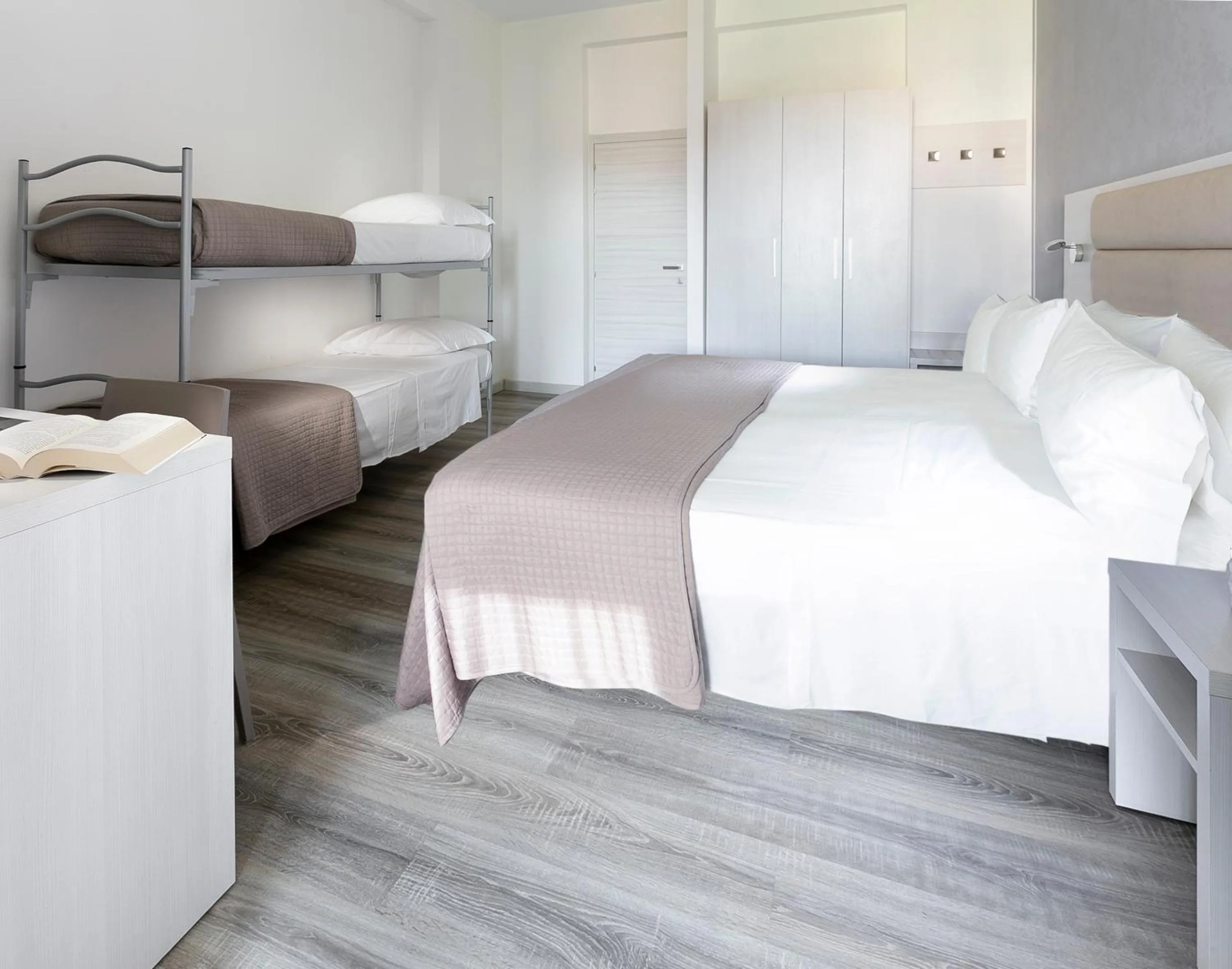 Balcony/Terrace, Bed in HOTEL ZANARINI in CENTRO a Riccione