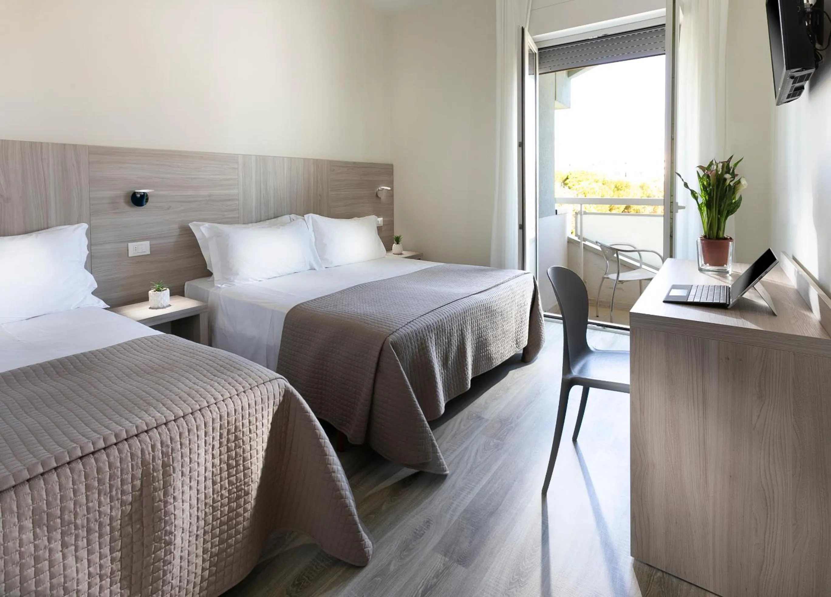 Balcony/Terrace, Bed in HOTEL ZANARINI in CENTRO a Riccione