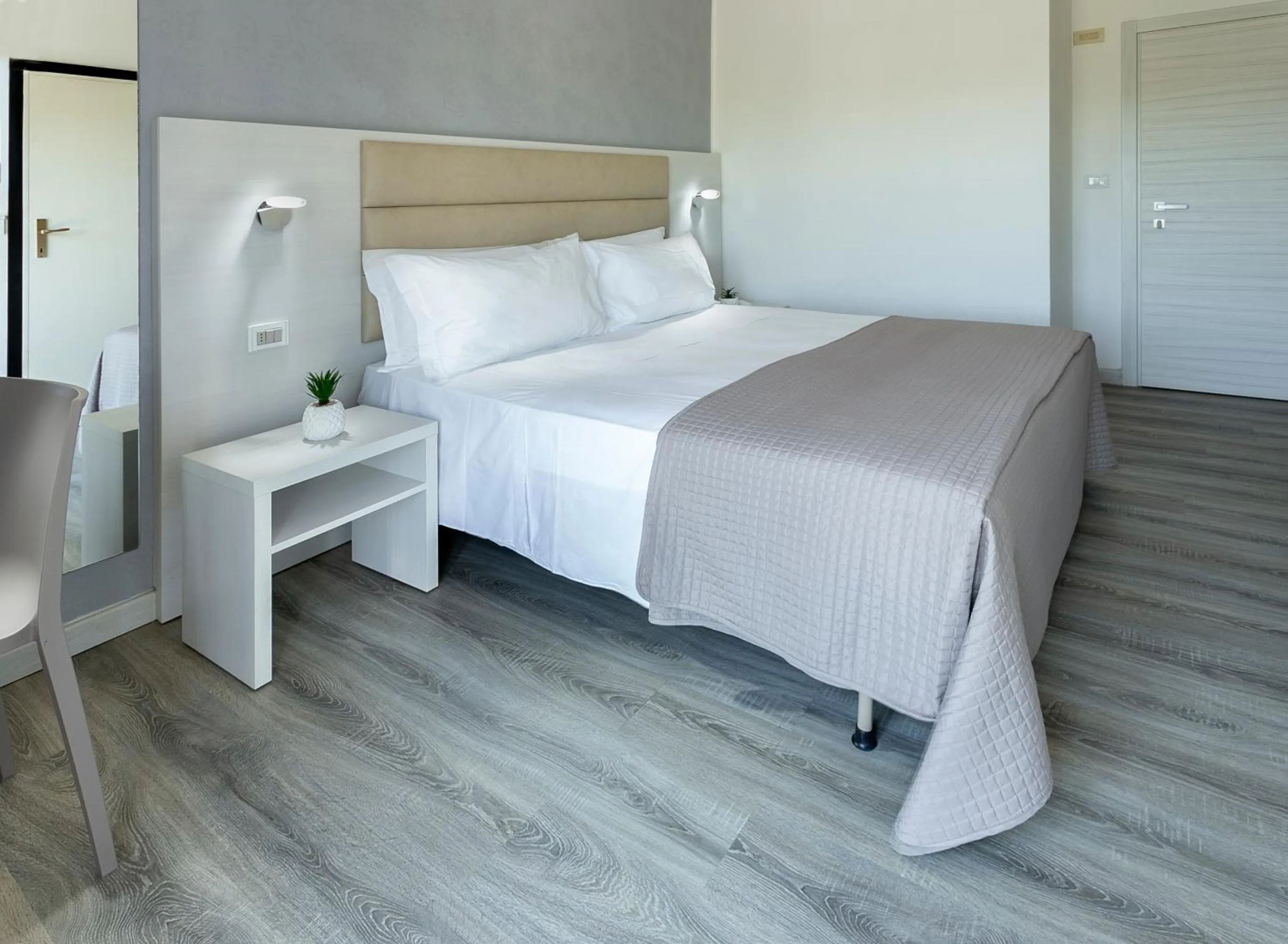 Balcony/Terrace, Bed in HOTEL ZANARINI in CENTRO a Riccione