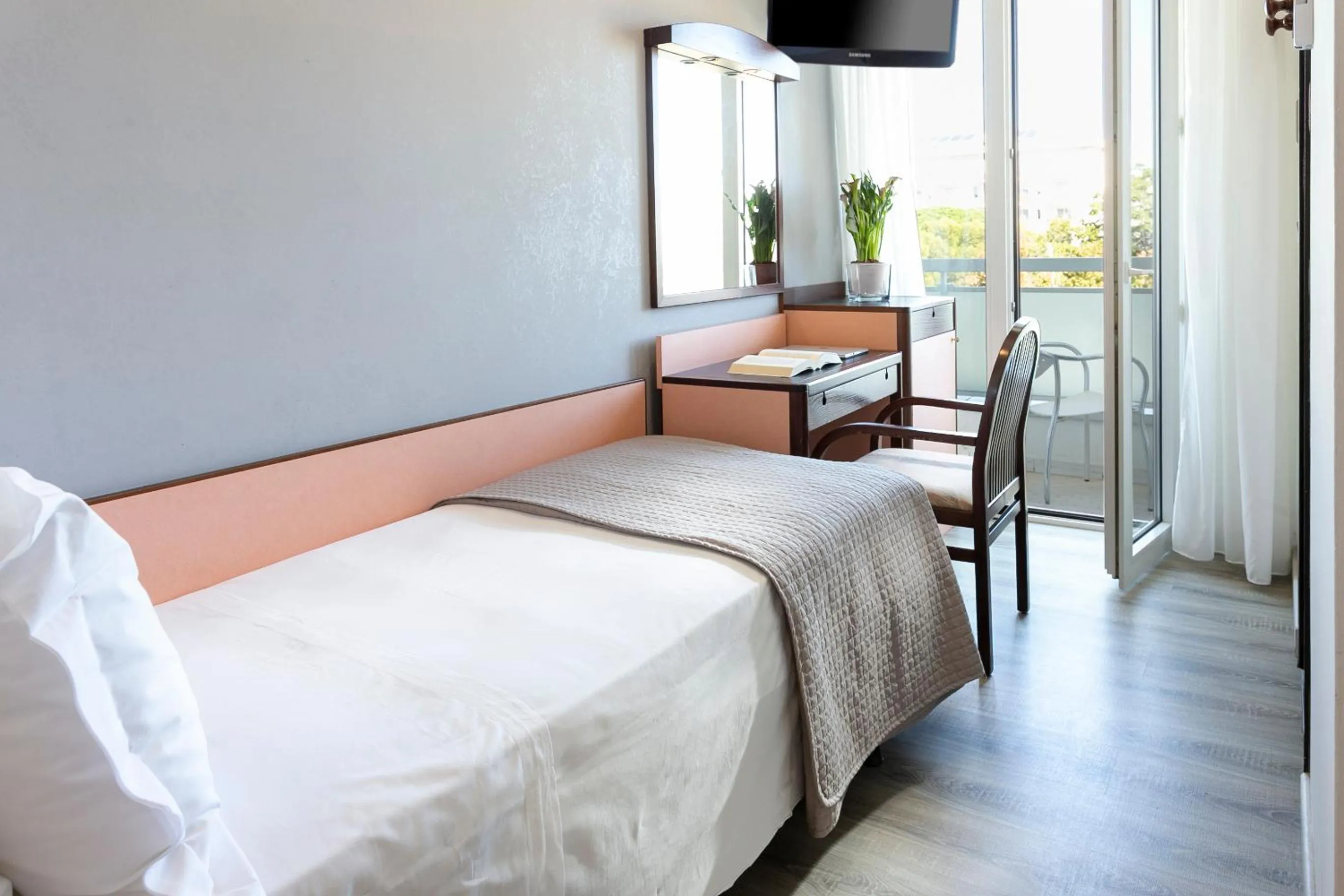 Balcony/Terrace, Bed in HOTEL ZANARINI in CENTRO a Riccione