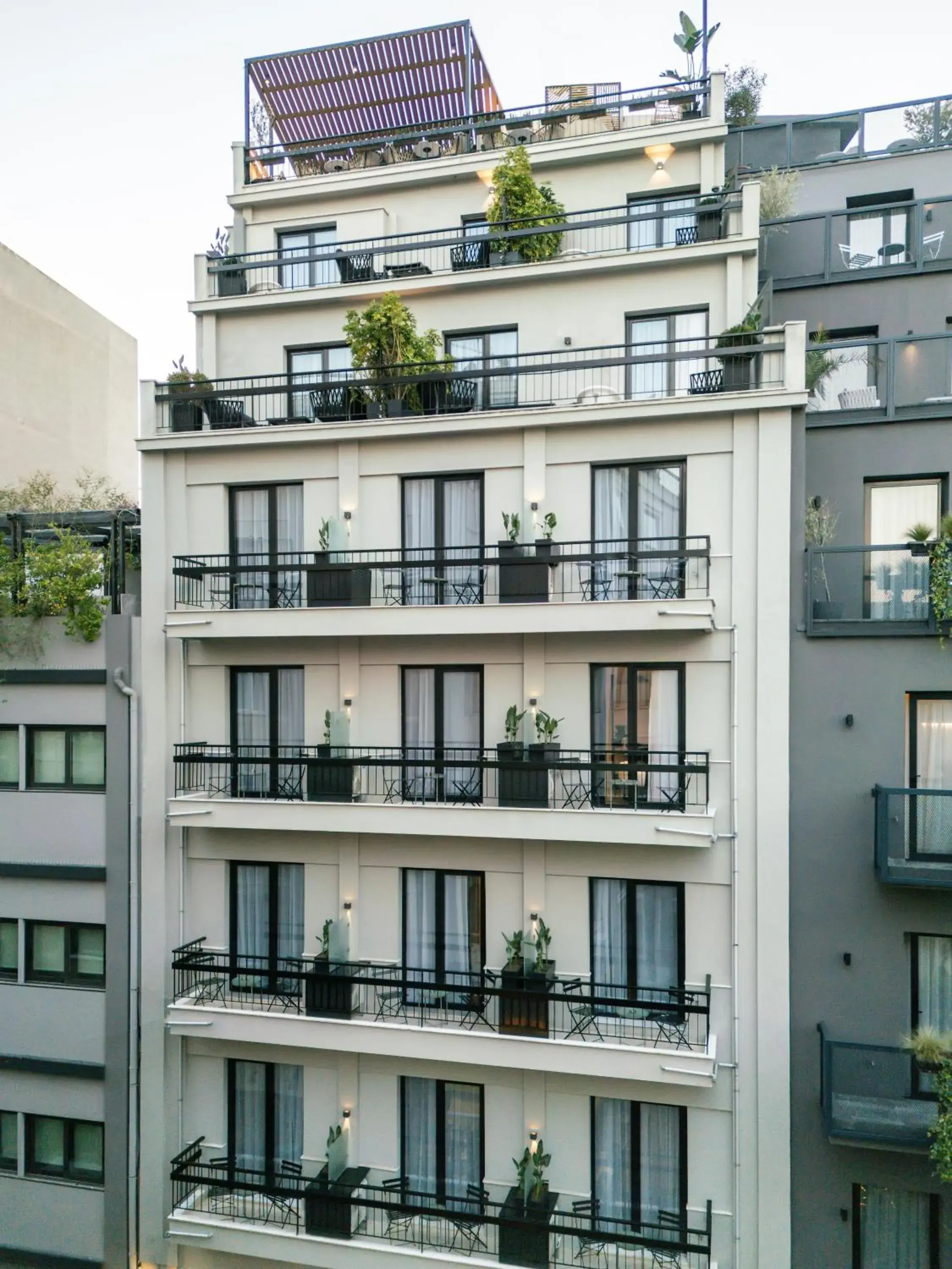 Property building in PAME House Property building in PAME House