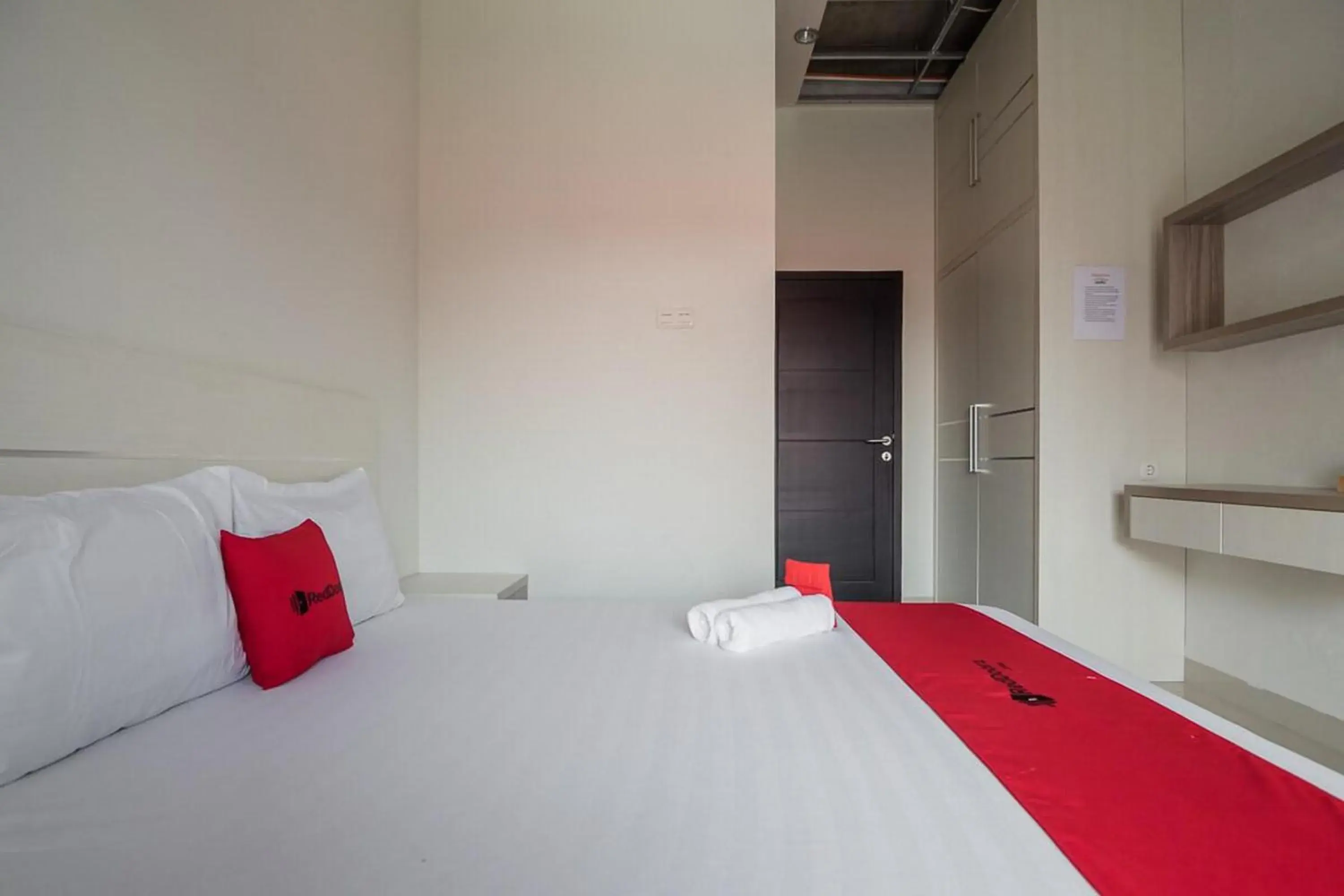 Bed in RedDoorz Syariah near Tugu Juang Jambi Bed in RedDoorz Syariah near Tugu Juang Jambi