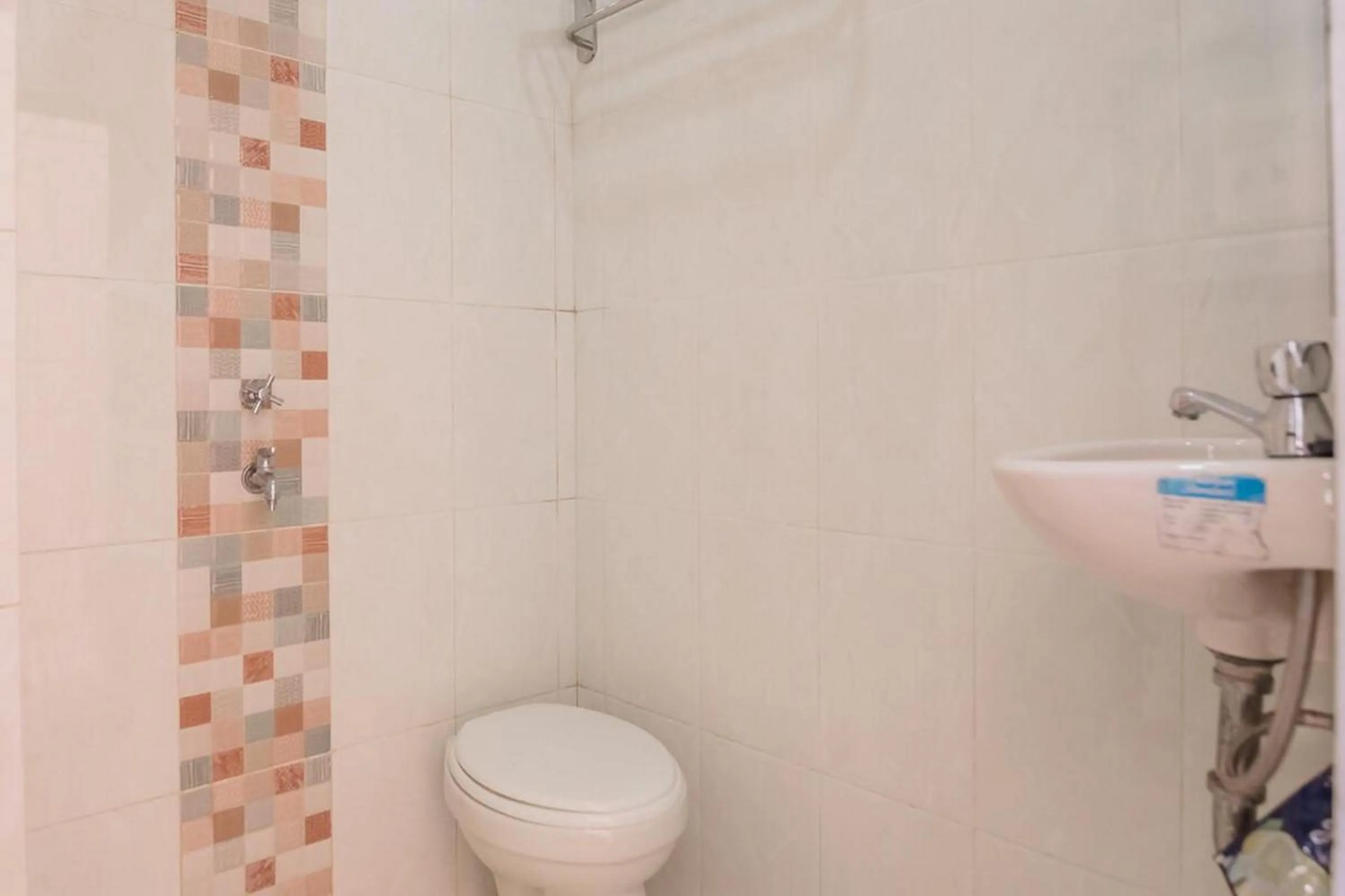 Bathroom in RedDoorz Syariah near Tugu Juang Jambi