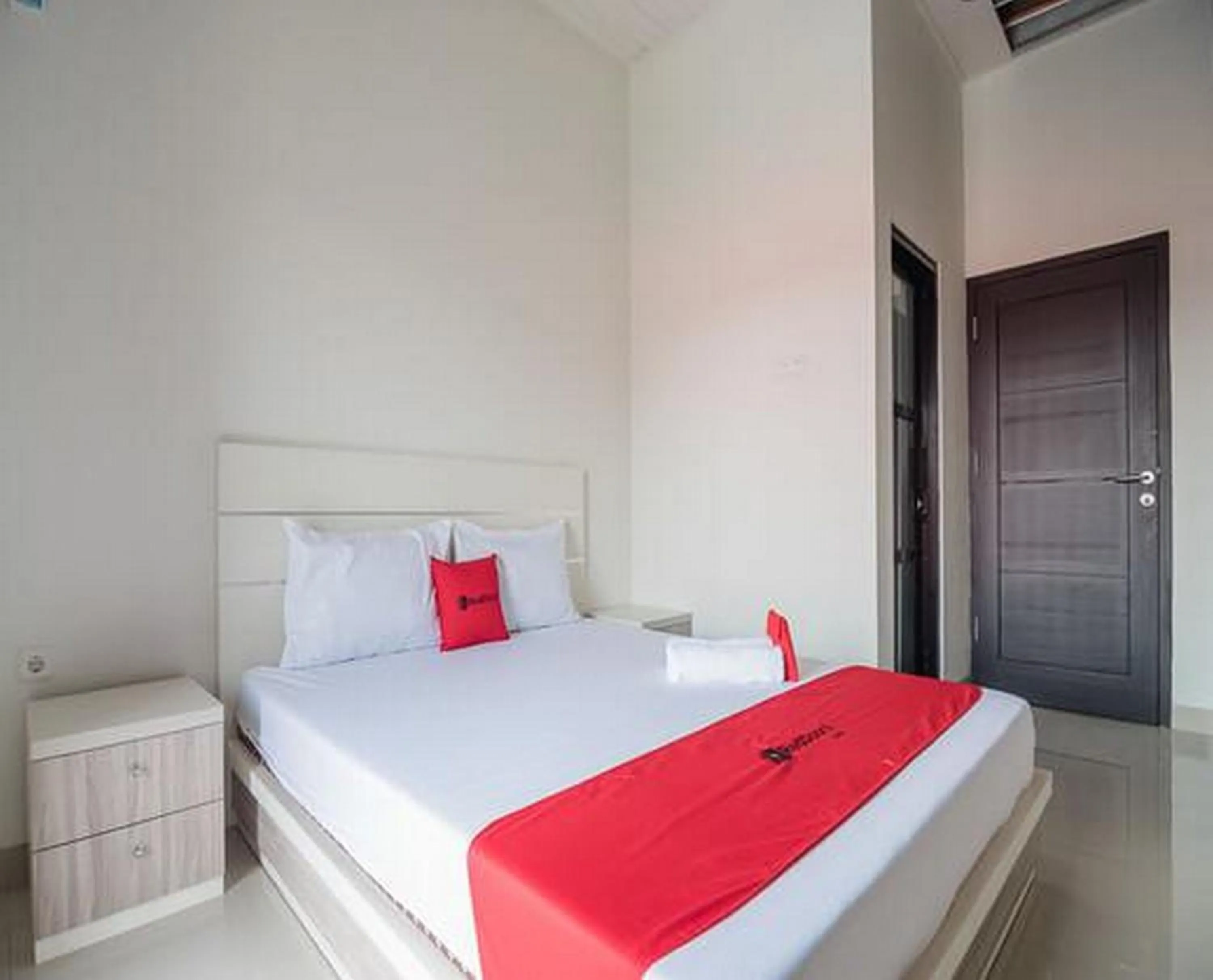 Bed in RedDoorz Syariah near Tugu Juang Jambi