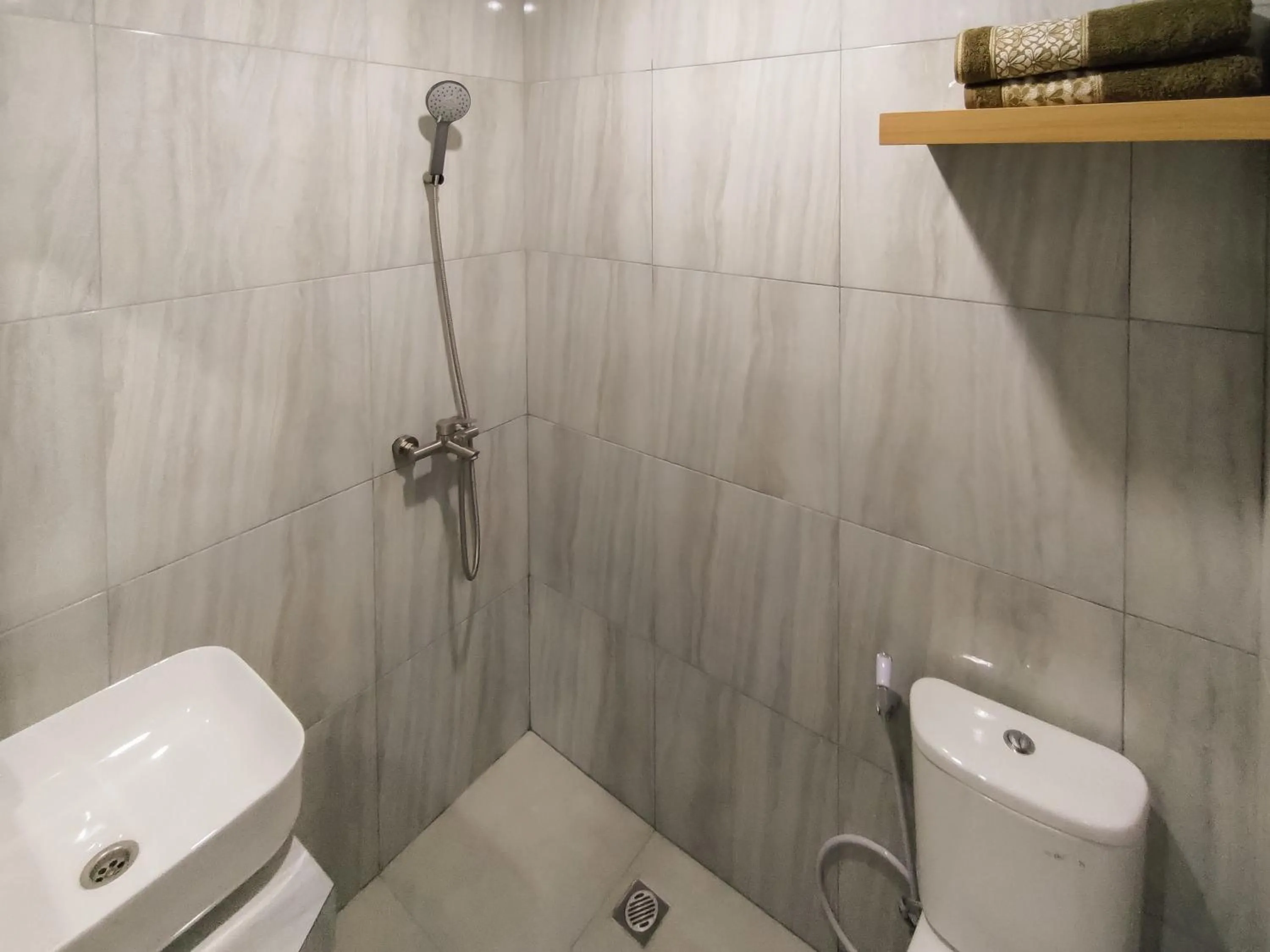 Bathroom in RedDoorz Syariah near Tugu Juang Jambi