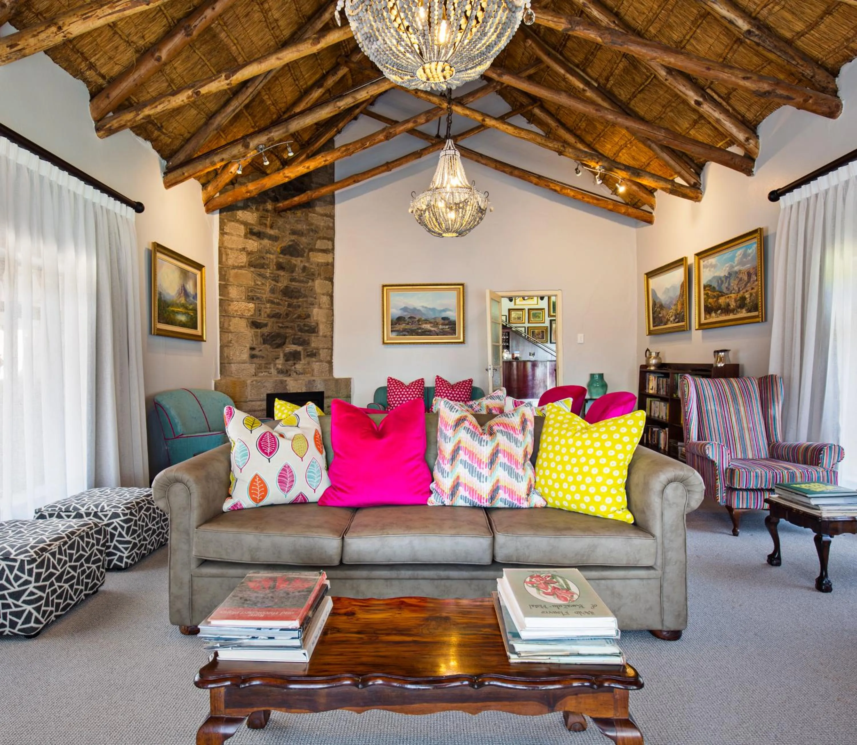 Lounge or bar in Cavern Resort & Spa