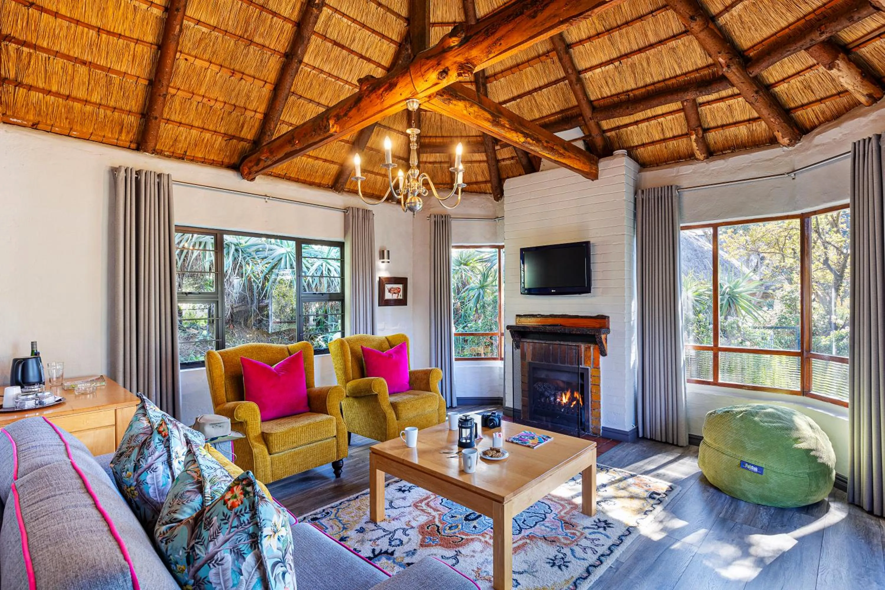 Lounge or bar in Cavern Resort & Spa