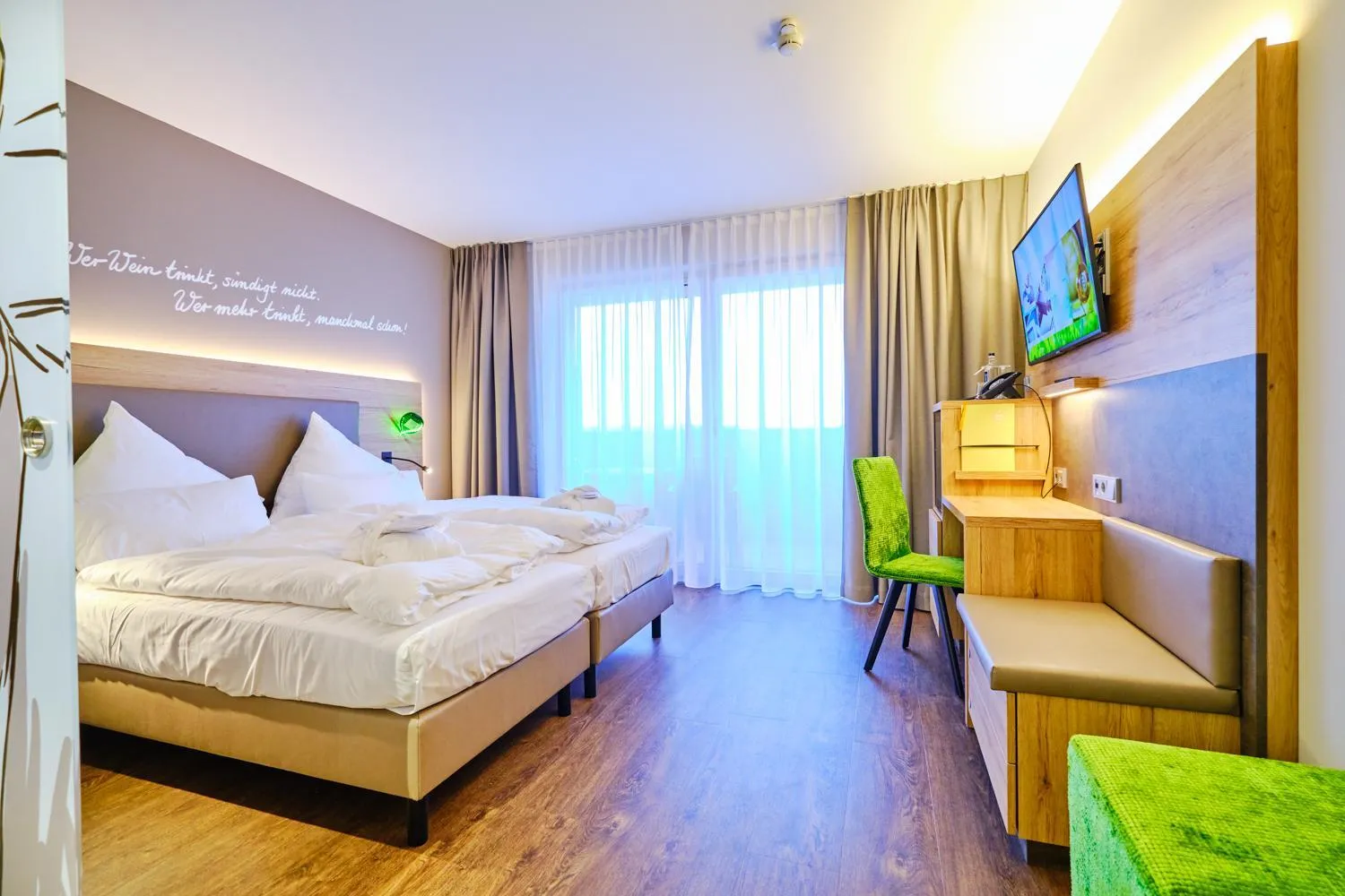 Photo of the whole room, Bed in Sonnenhotel Weingut Römmert Spa und Wellness