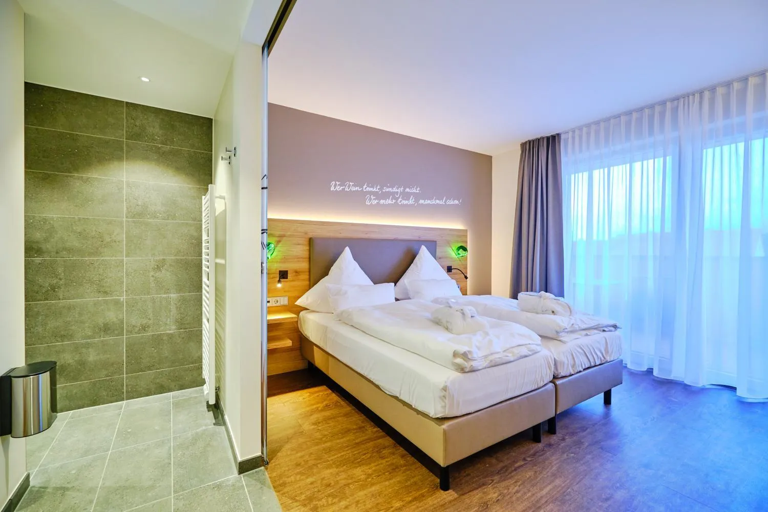 Photo of the whole room, Bed in Sonnenhotel Weingut Römmert Spa und Wellness