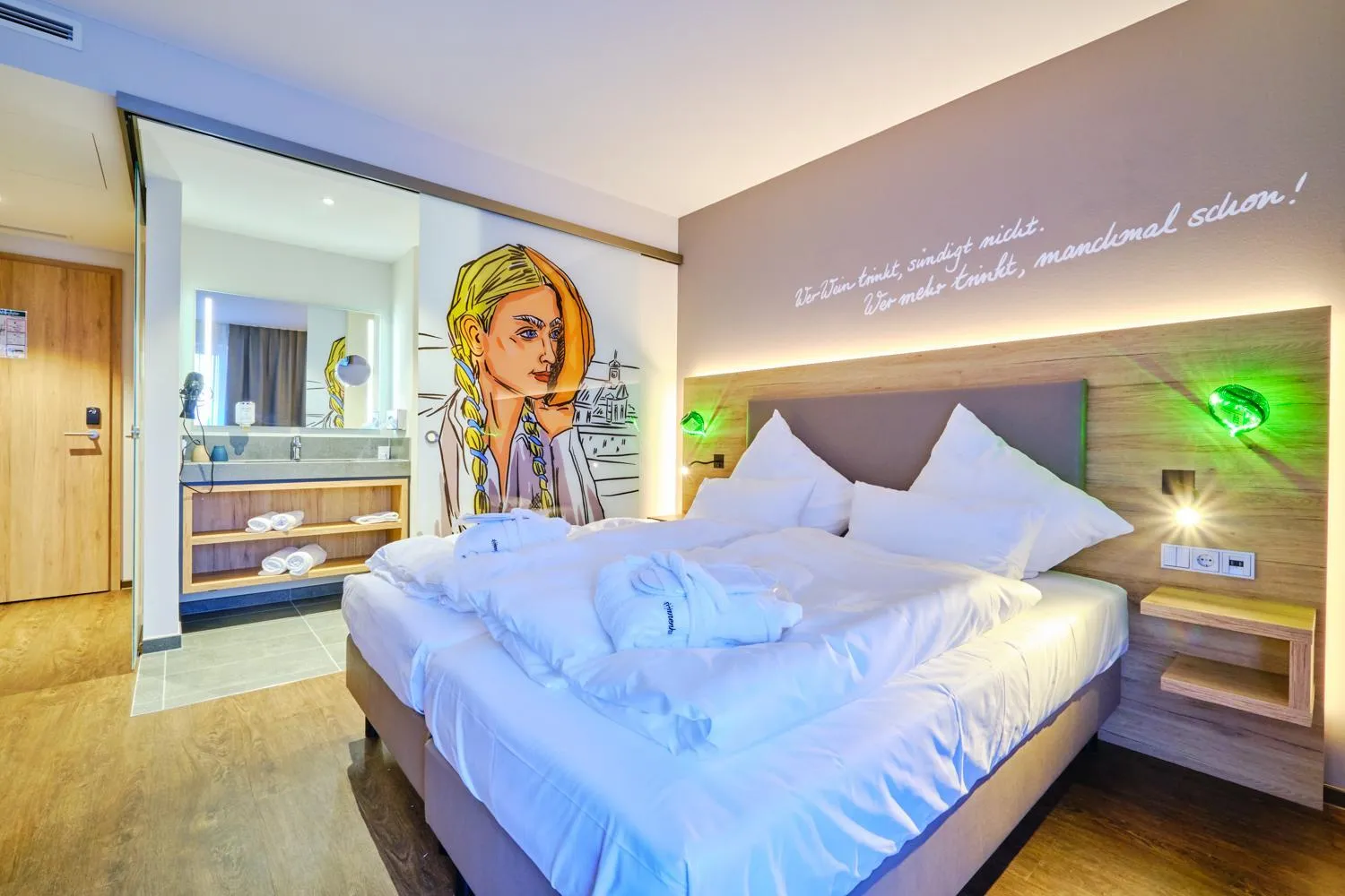 Photo of the whole room, Bed in Sonnenhotel Weingut Römmert Spa und Wellness