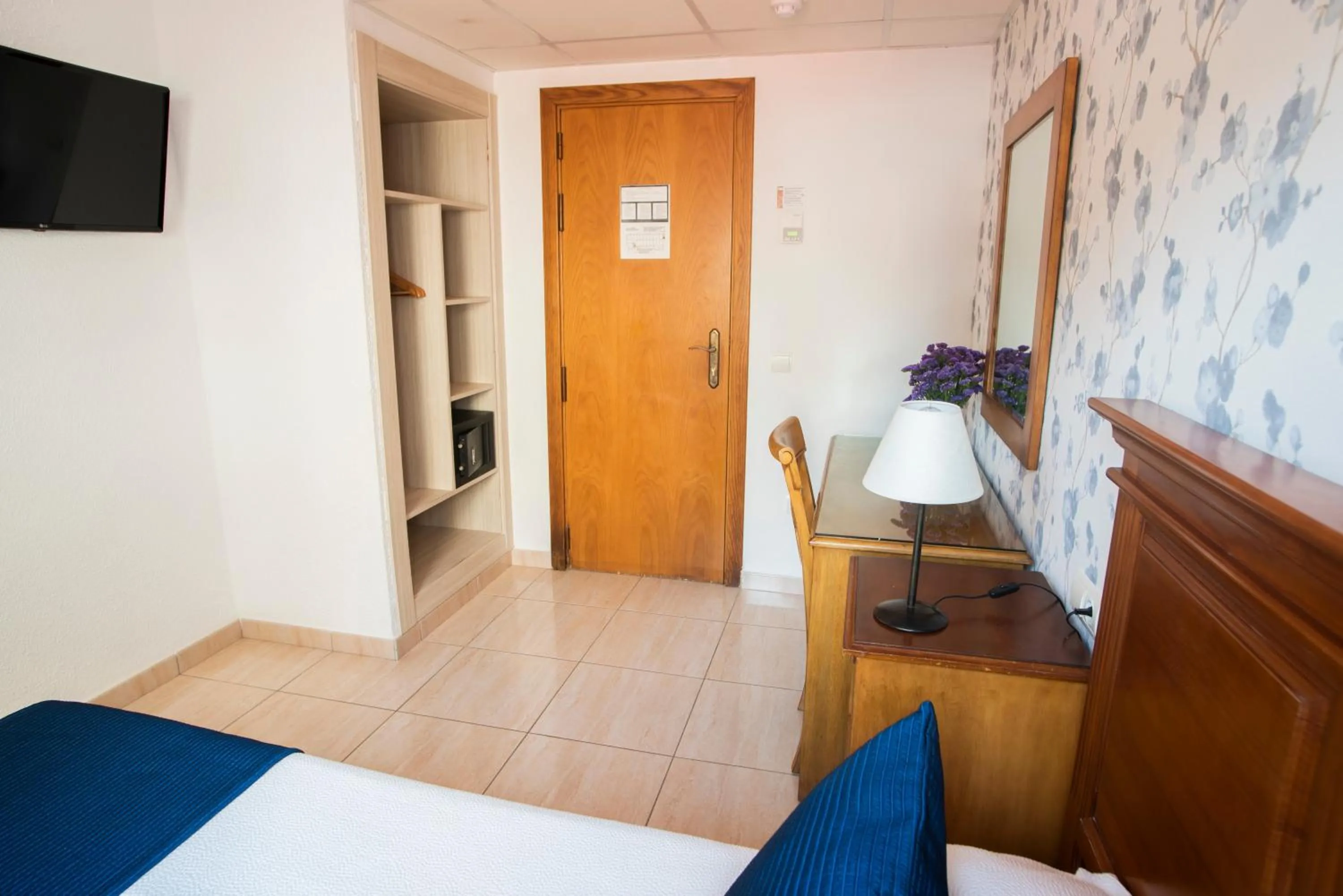 TV and multimedia, Bed in Hostal Mar y Huerta