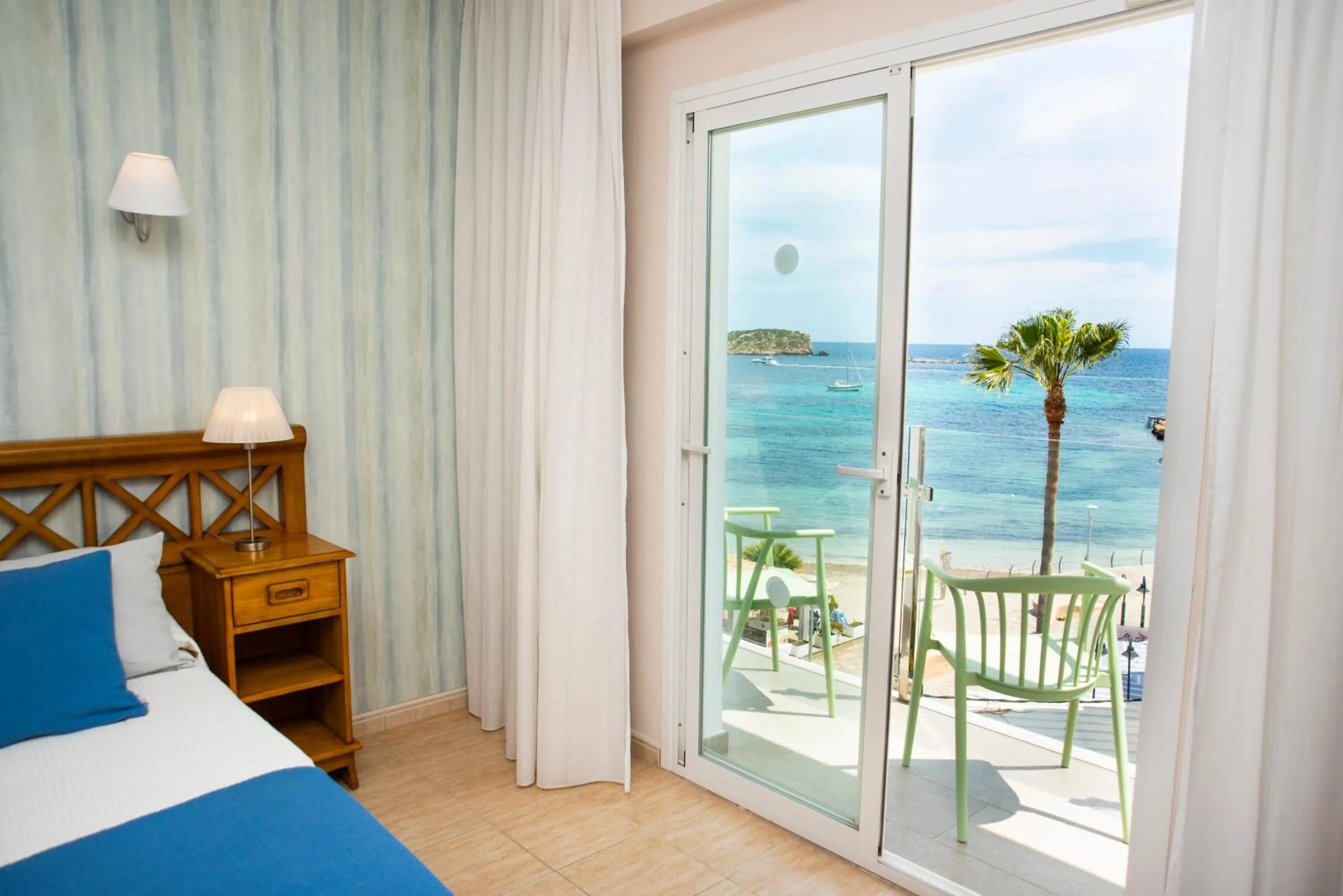 Balcony/Terrace, Bed in Hostal Mar y Huerta