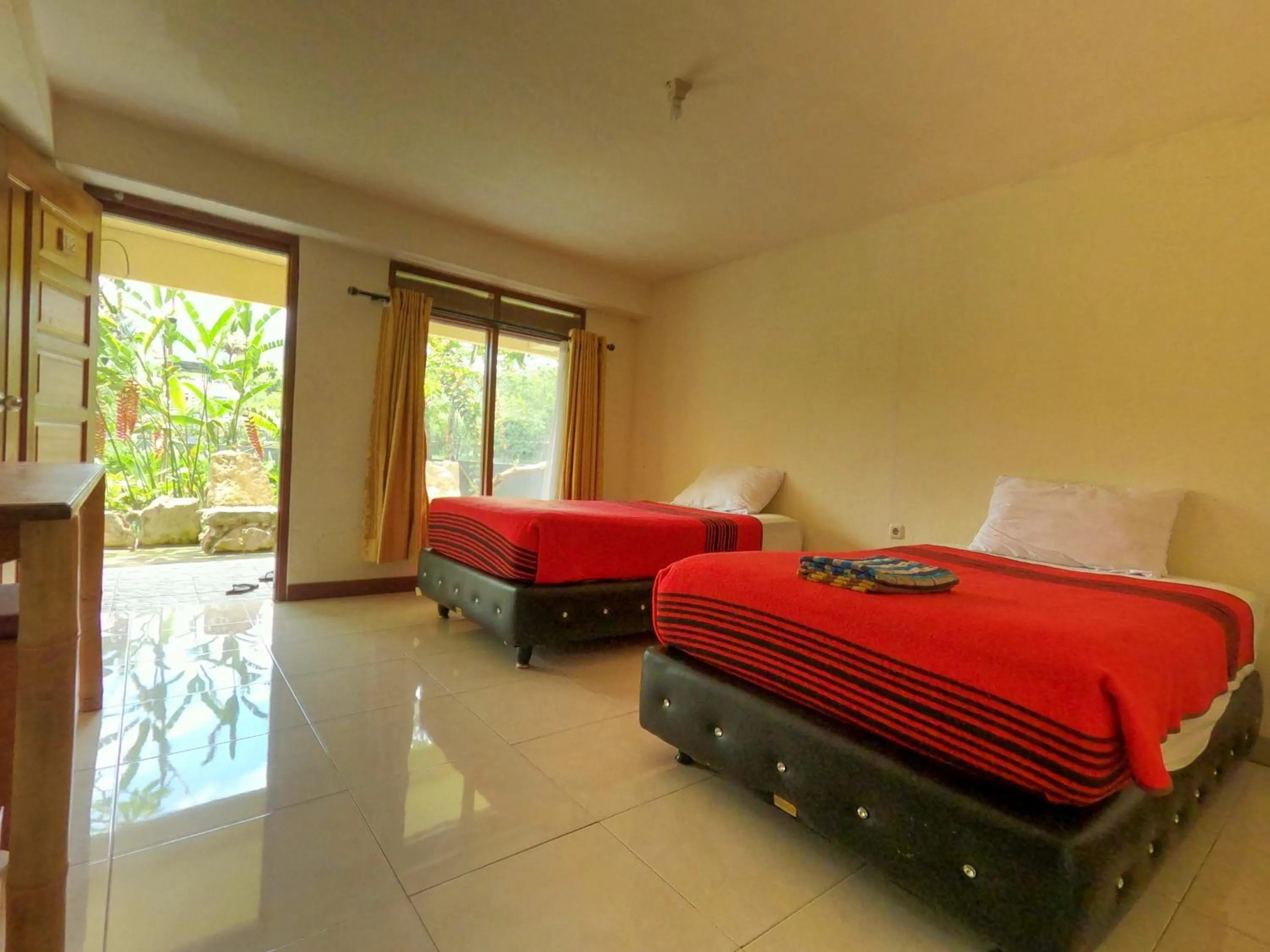 Standard Twin Room in PIAS POPPIES HOTEL