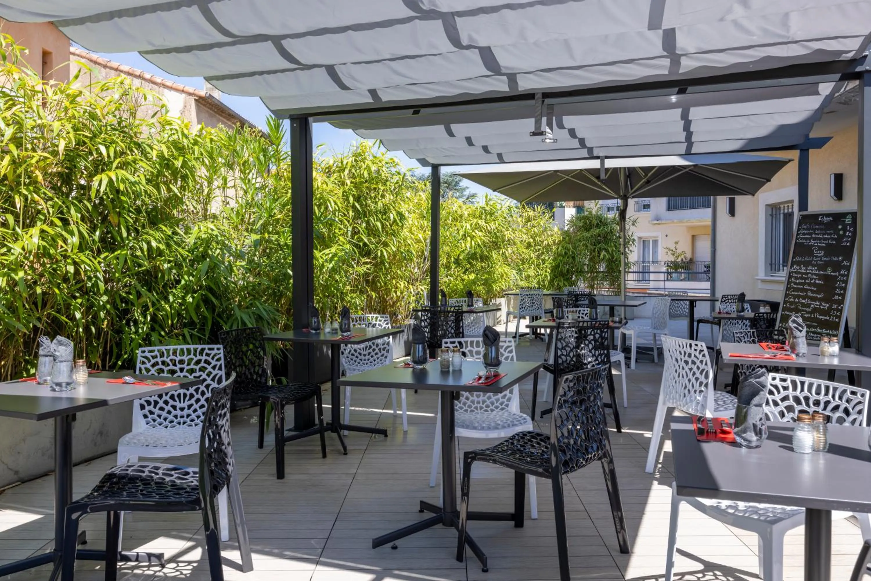 Balcony/Terrace in The Originals Boutique, Hotel l'Occitan, Aubagne
