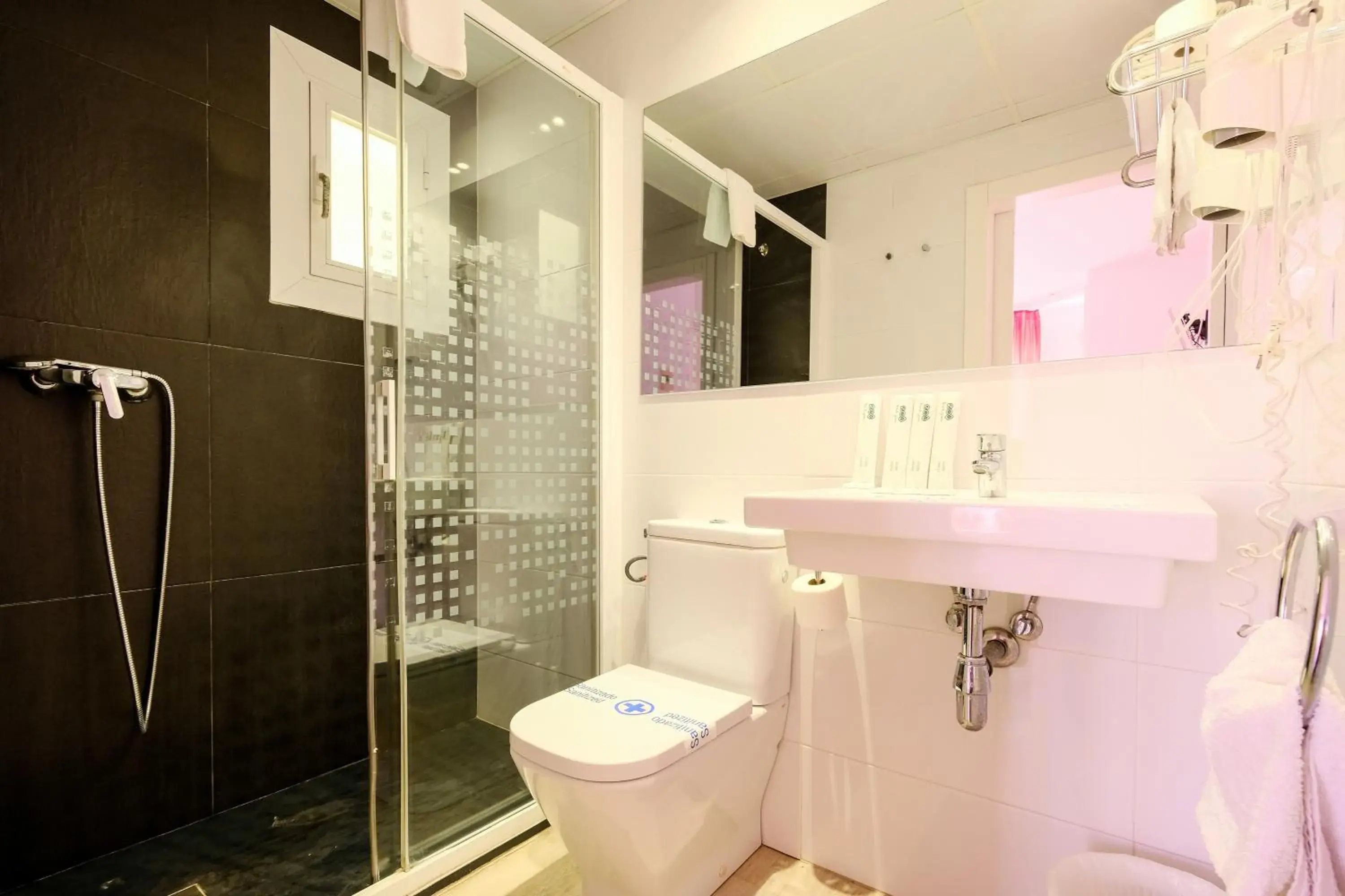 Toilet in azuLine Hostal Marino Toilet in azuLine Hostal Marino