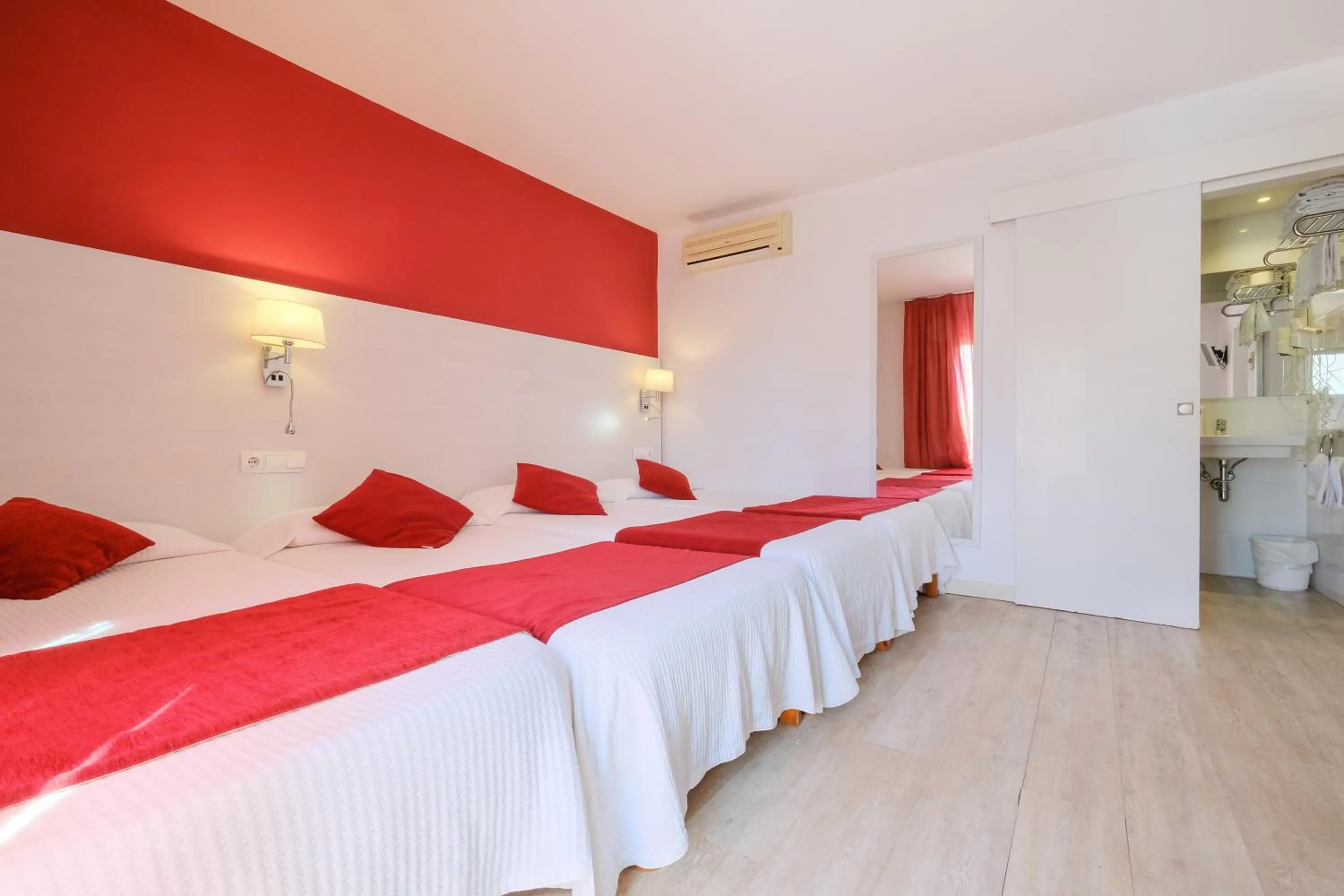 Decorative detail, Bed in azuLine Hostal Marino