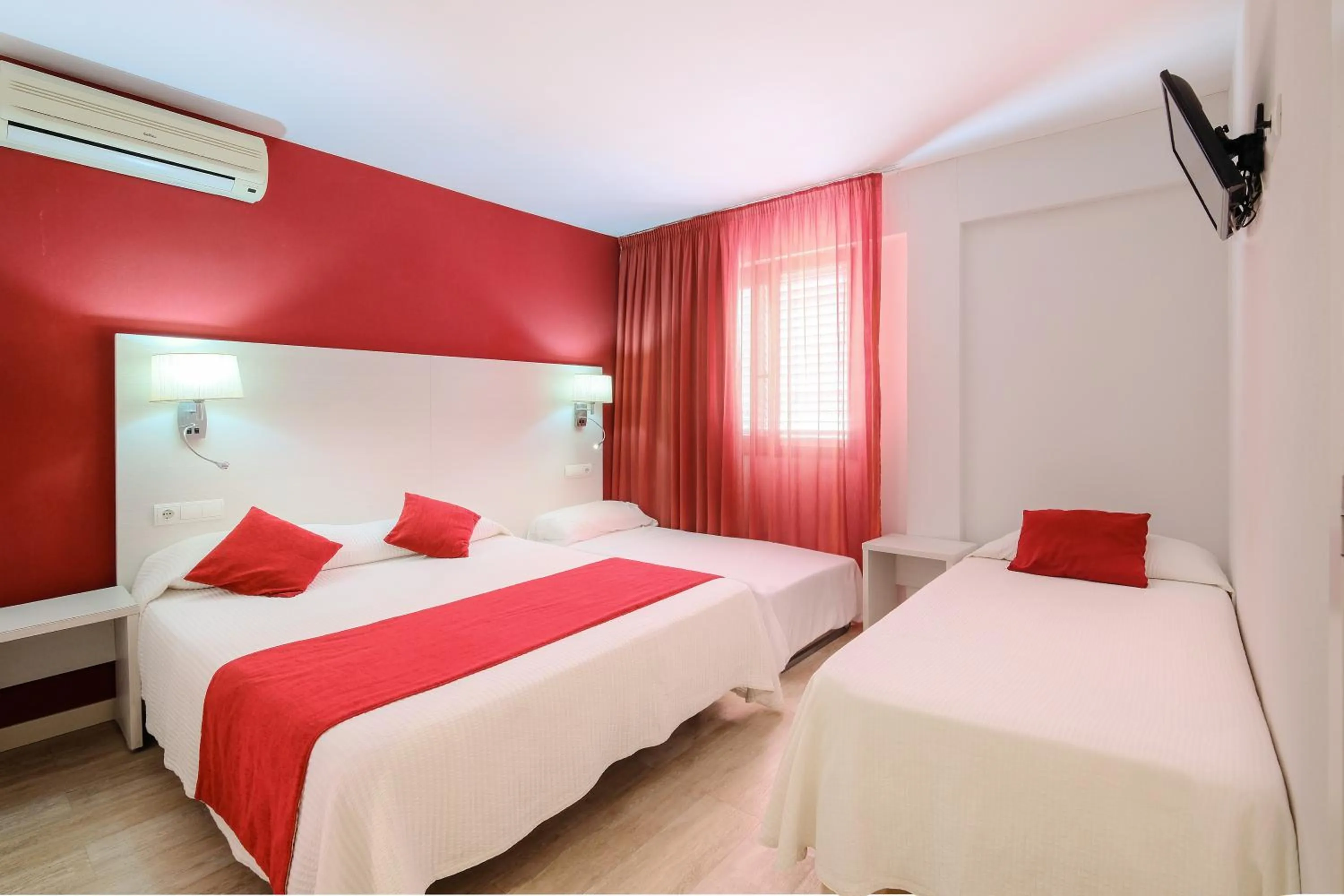 Decorative detail, Bed in azuLine Hostal Marino