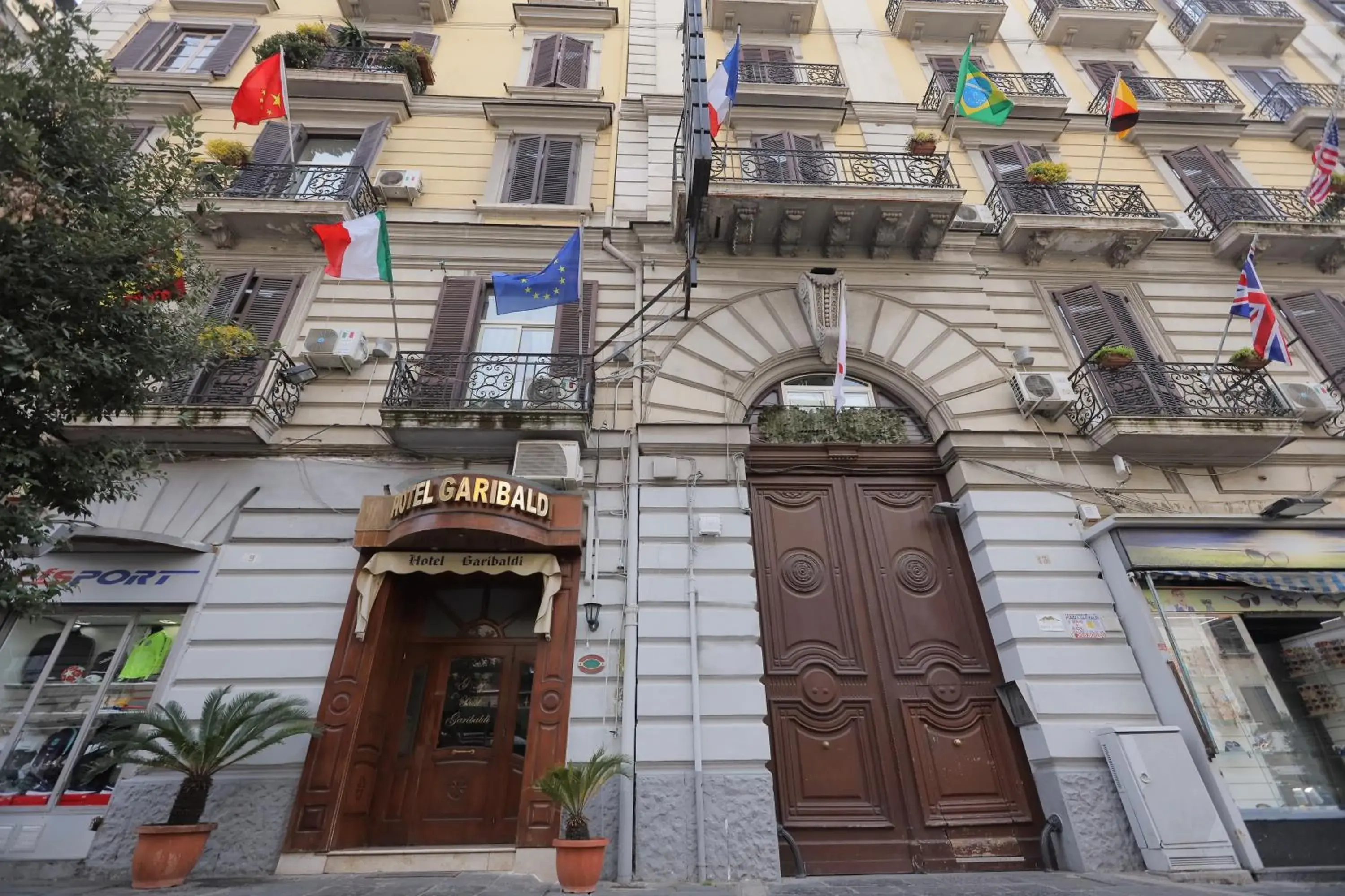 Facade/entrance in Garibaldi Suite Facade/entrance in Garibaldi Suite