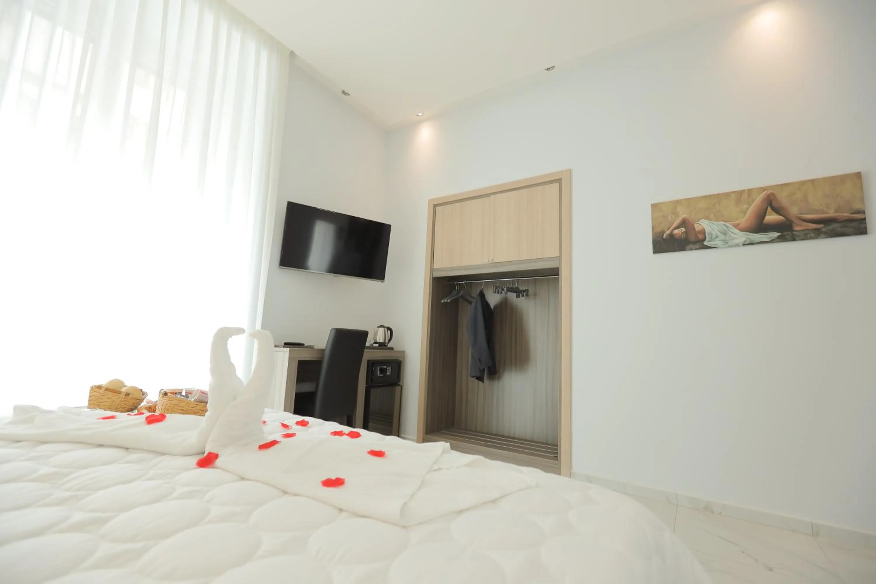 Bedroom, Bed in Garibaldi Suite