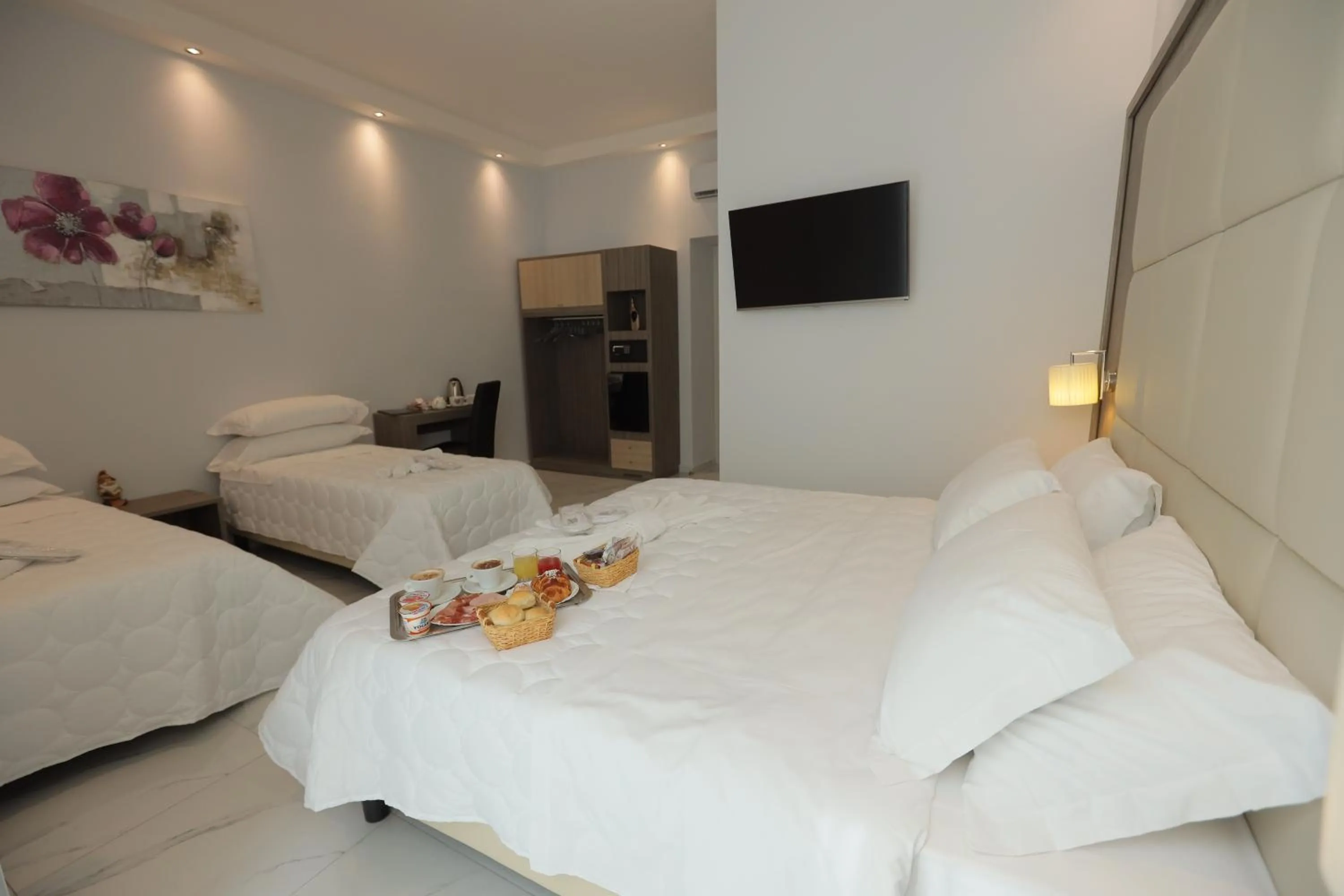 Bedroom, Bed in Garibaldi Suite