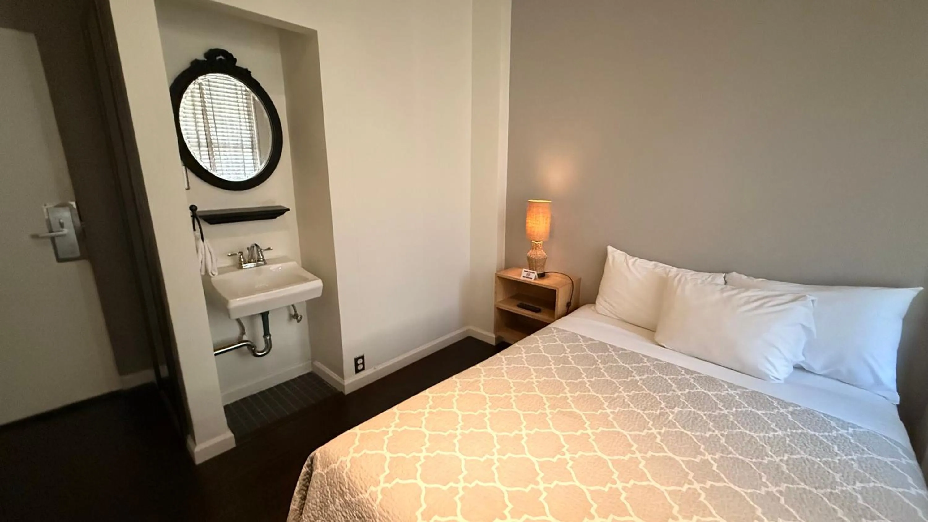 Bedroom, Bed in Touchstone Hotel - City Center