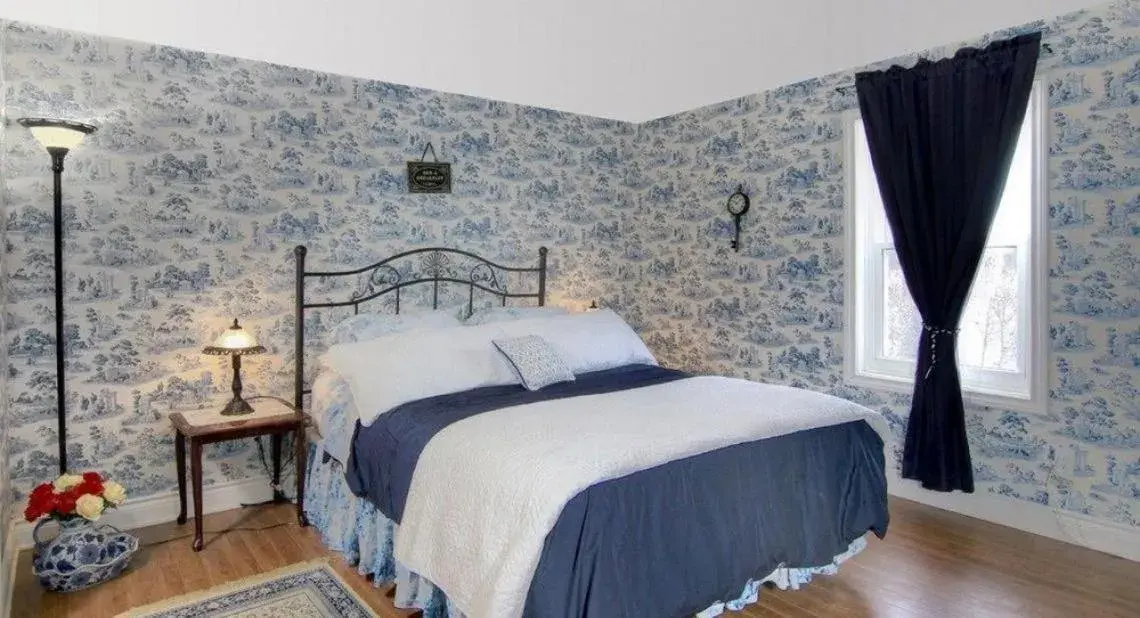 Deluxe Queen Room in Cobblestone Bed and Breakfast Deluxe Queen Room in Cobblestone Bed and Breakfast