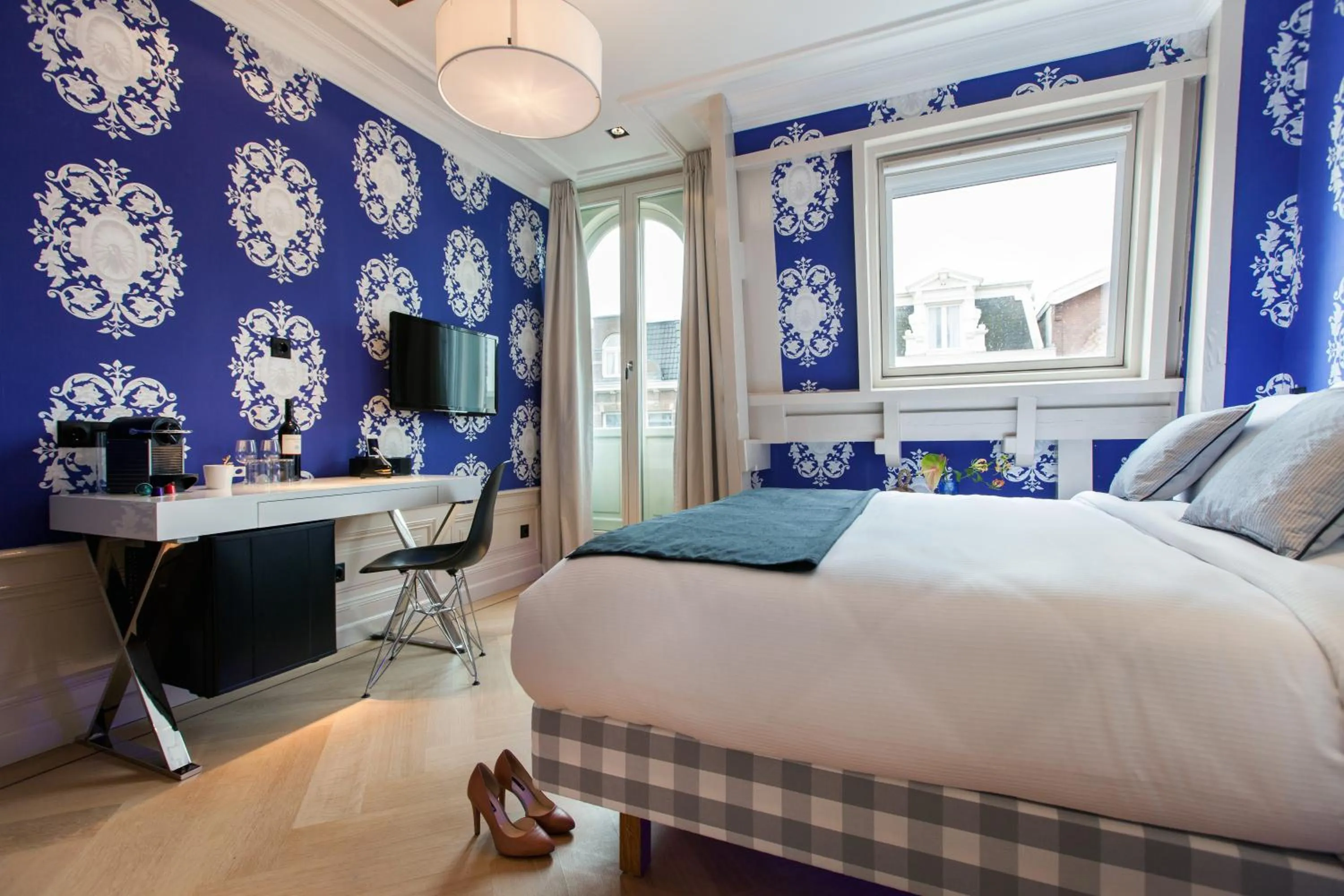 Photo of the whole room, Bed in Amsterdam Canal Hotel