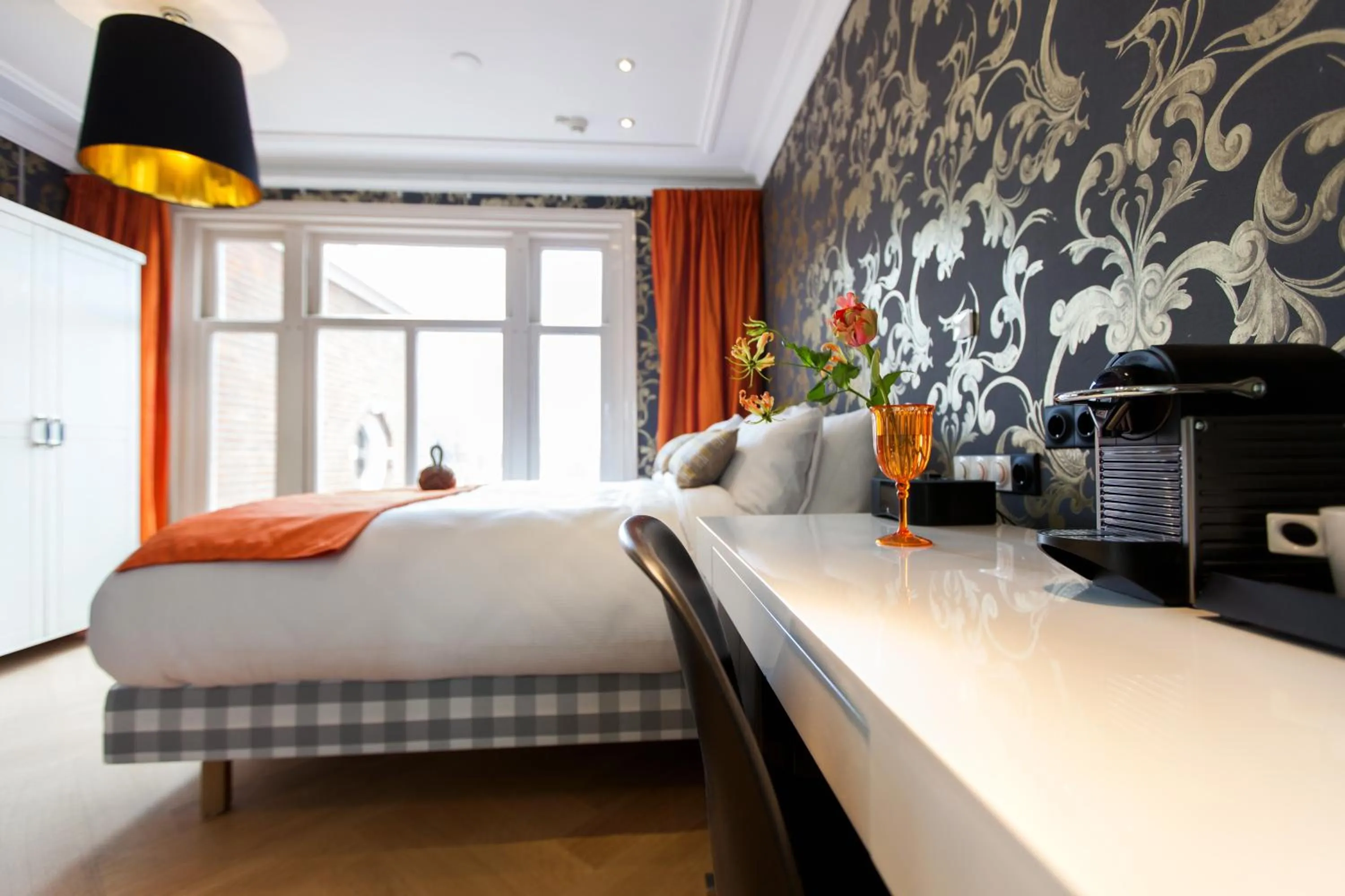 Photo of the whole room, Bed in Amsterdam Canal Hotel