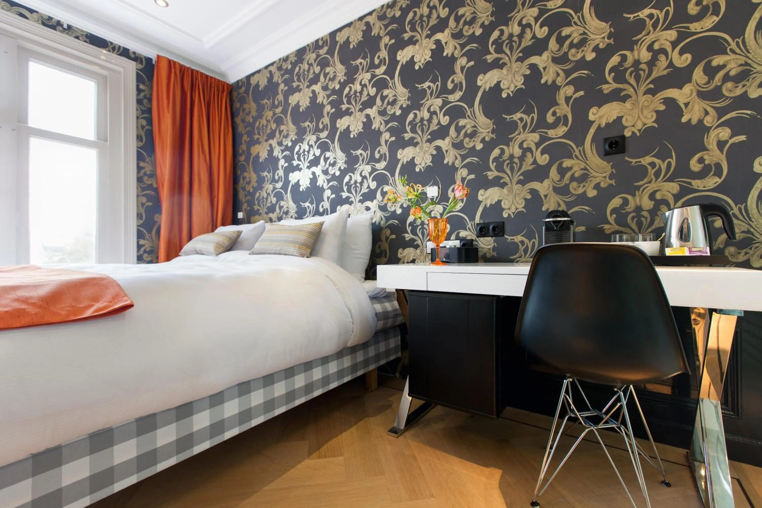 Photo of the whole room, Bed in Amsterdam Canal Hotel