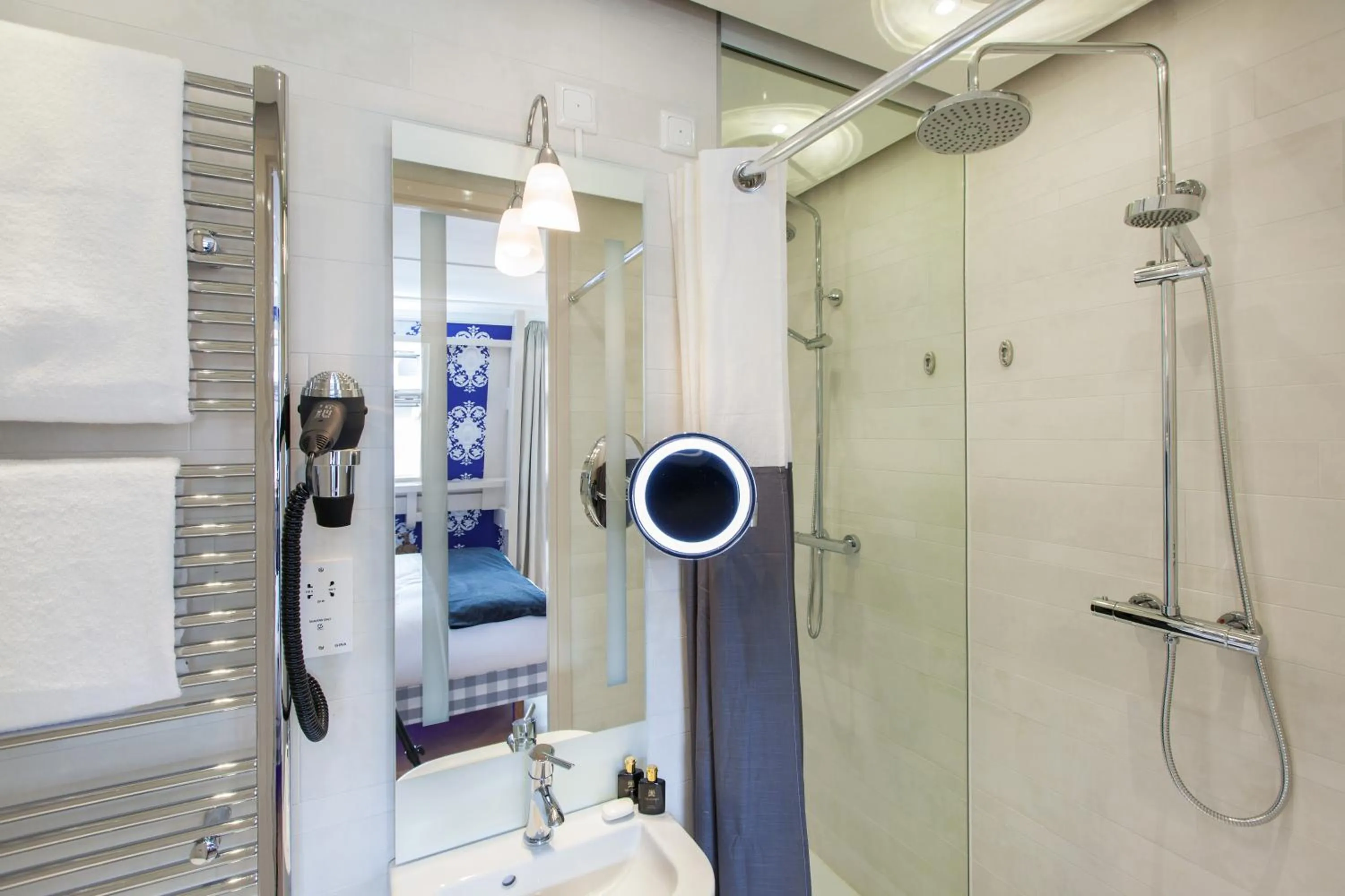 Bathroom in Amsterdam Canal Hotel