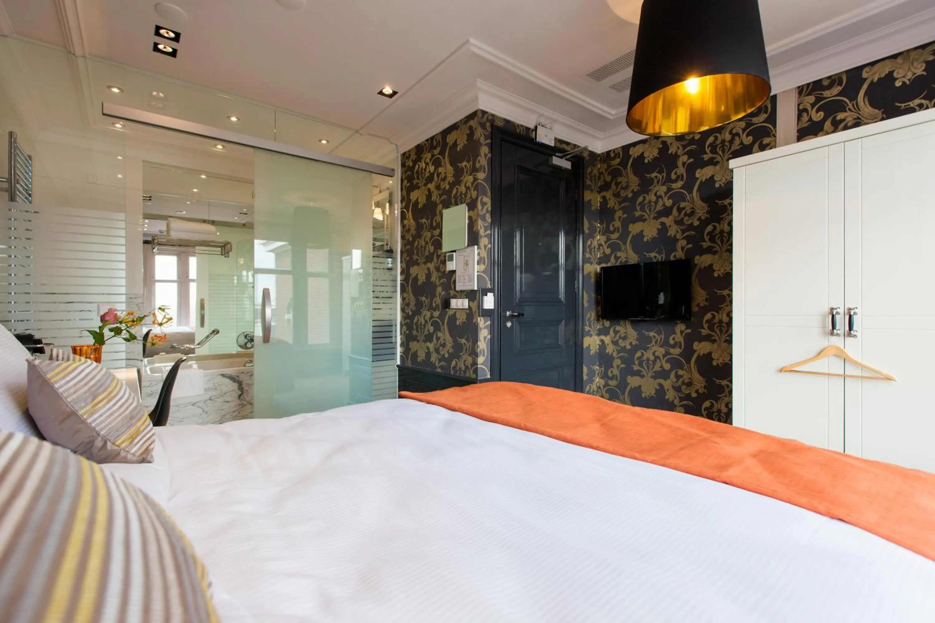 Photo of the whole room, Bed in Amsterdam Canal Hotel