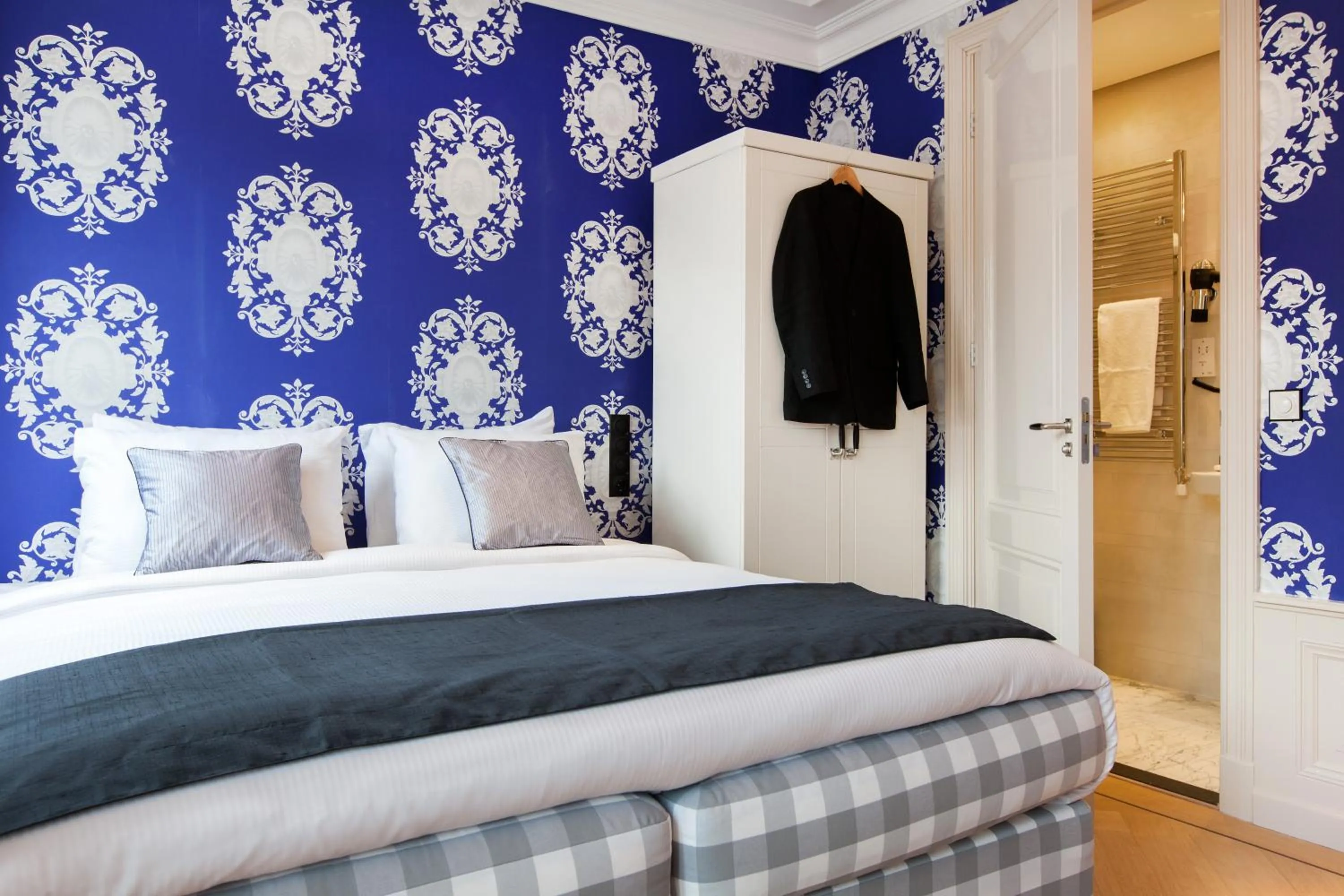 Photo of the whole room, Bed in Amsterdam Canal Hotel