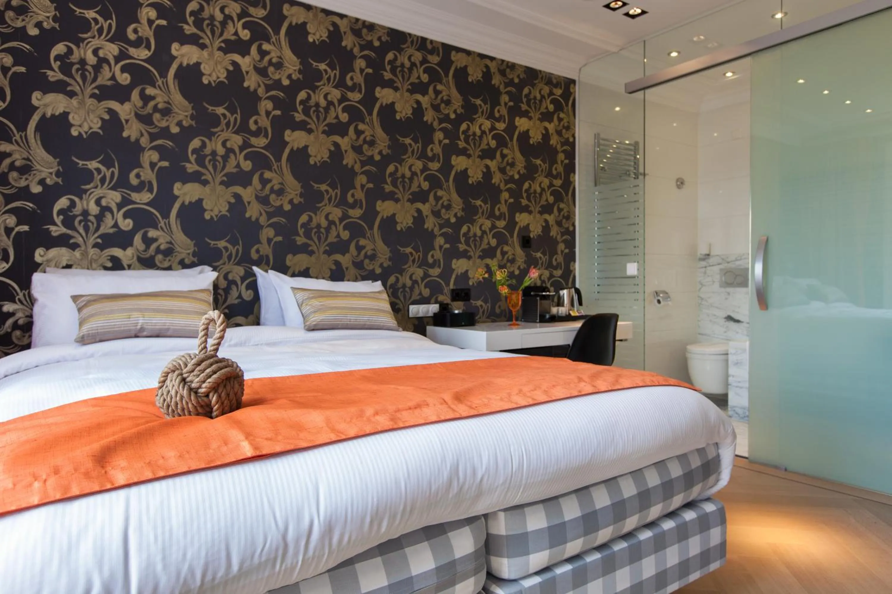 Photo of the whole room, Bed in Amsterdam Canal Hotel