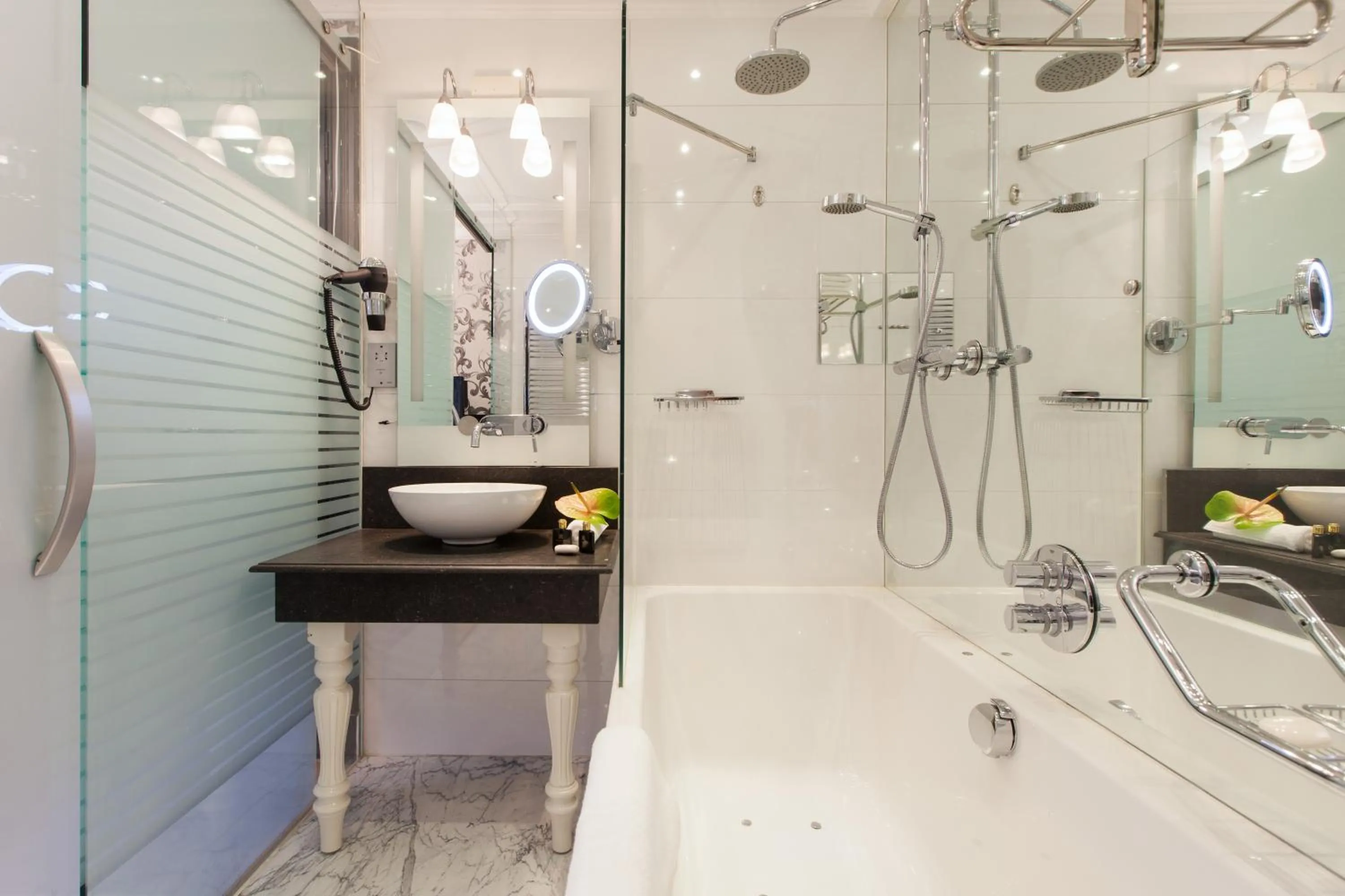 Bathroom in Amsterdam Canal Hotel