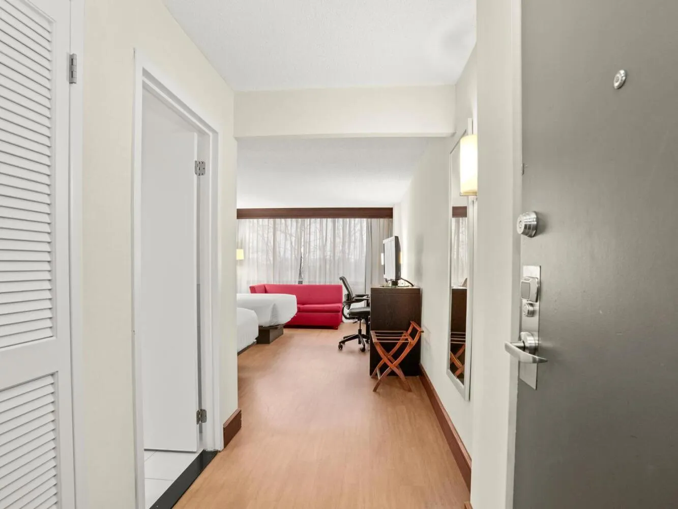 Photo of the whole room, Bed in The Armon Stamford Hotel & Conference Center