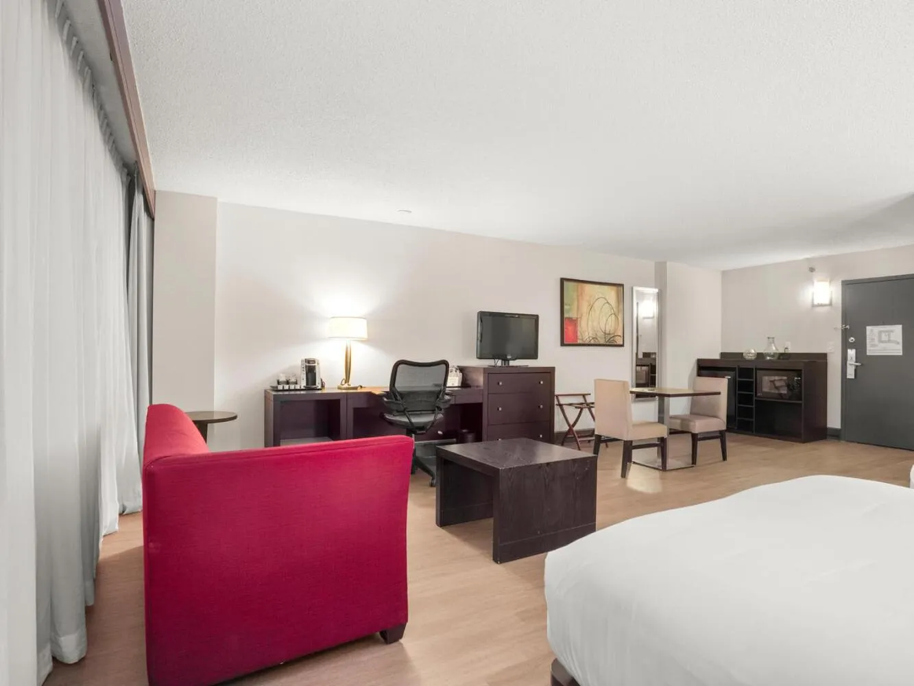 Living room, Bed in The Armon Stamford Hotel & Conference Center