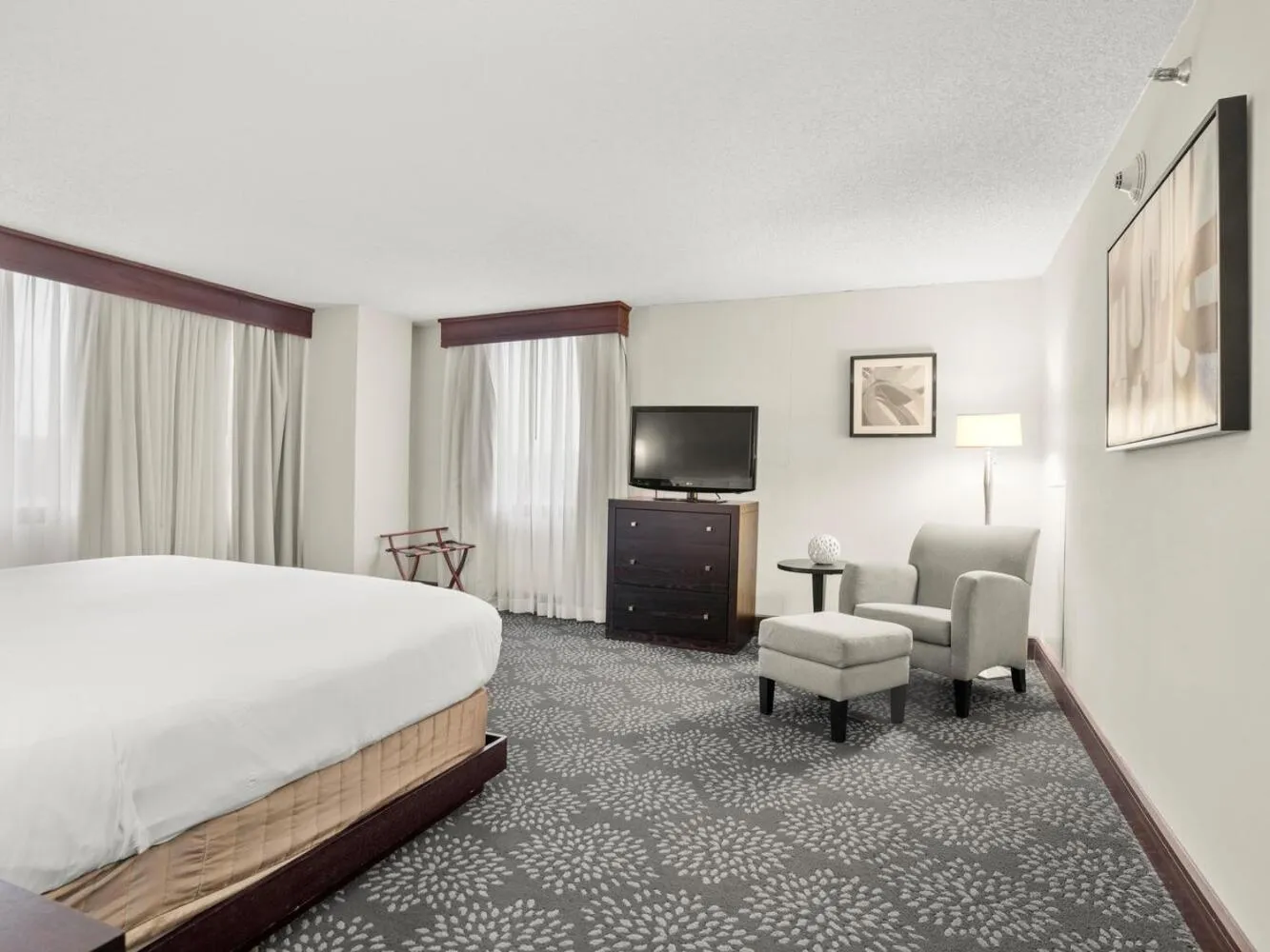 Seating area, Bed in The Armon Stamford Hotel & Conference Center