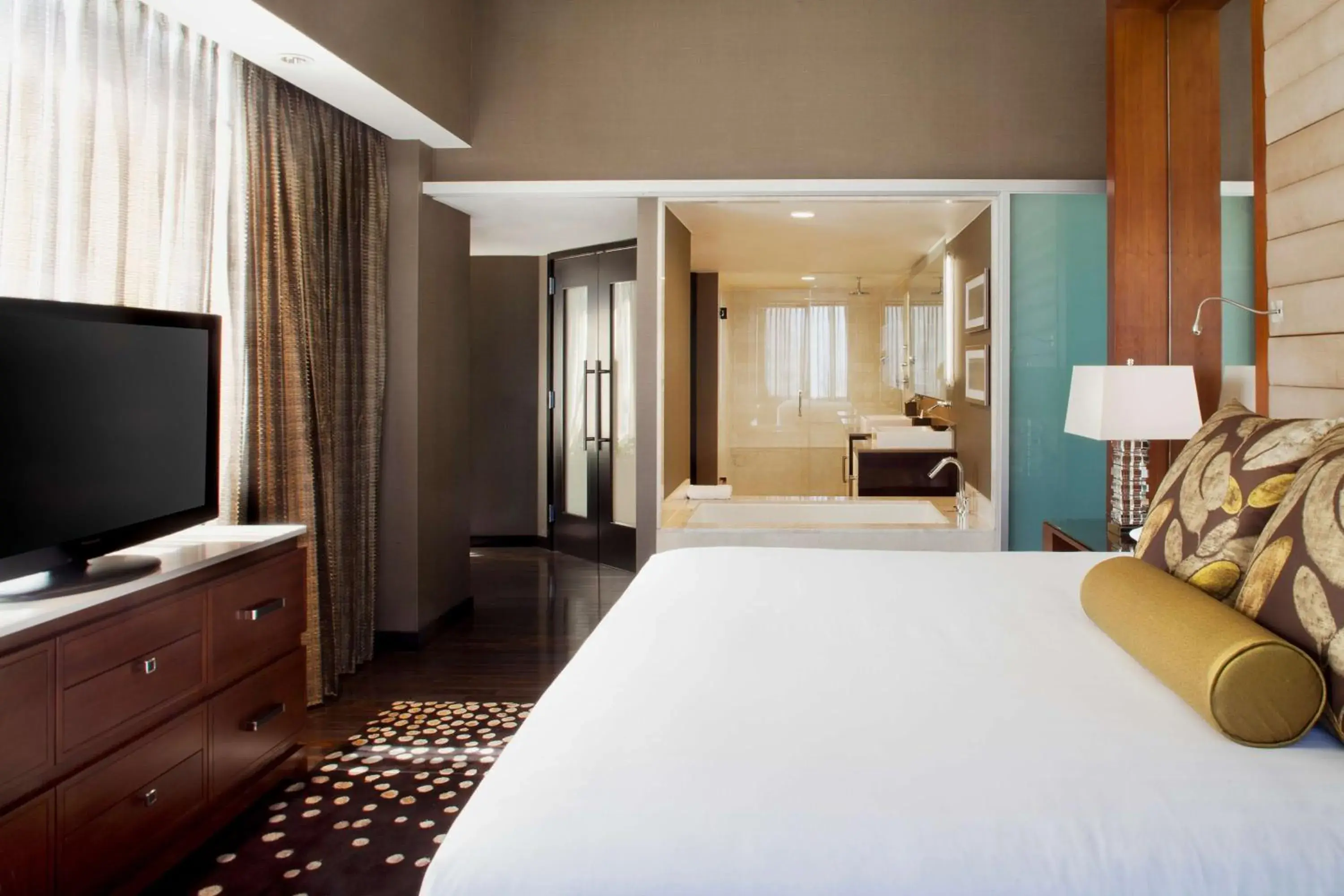 Photo of the whole room, Bed in Hyatt Regency New Orleans Photo of the whole room, Bed in Hyatt Regency New Orleans