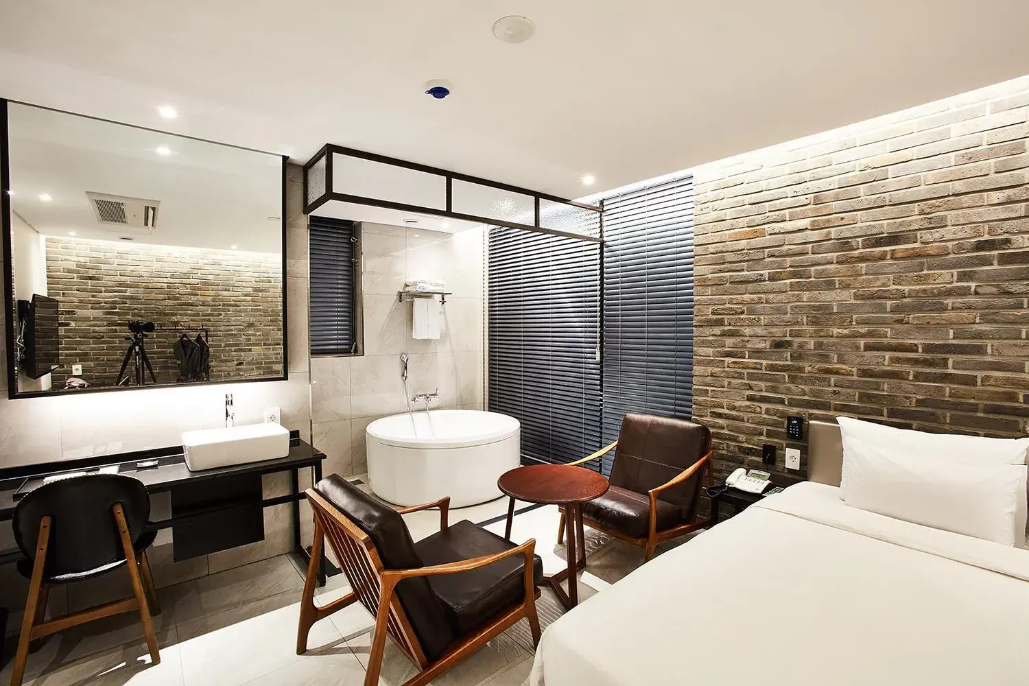 Bed in Hotel Wanted Bed in Hotel Wanted