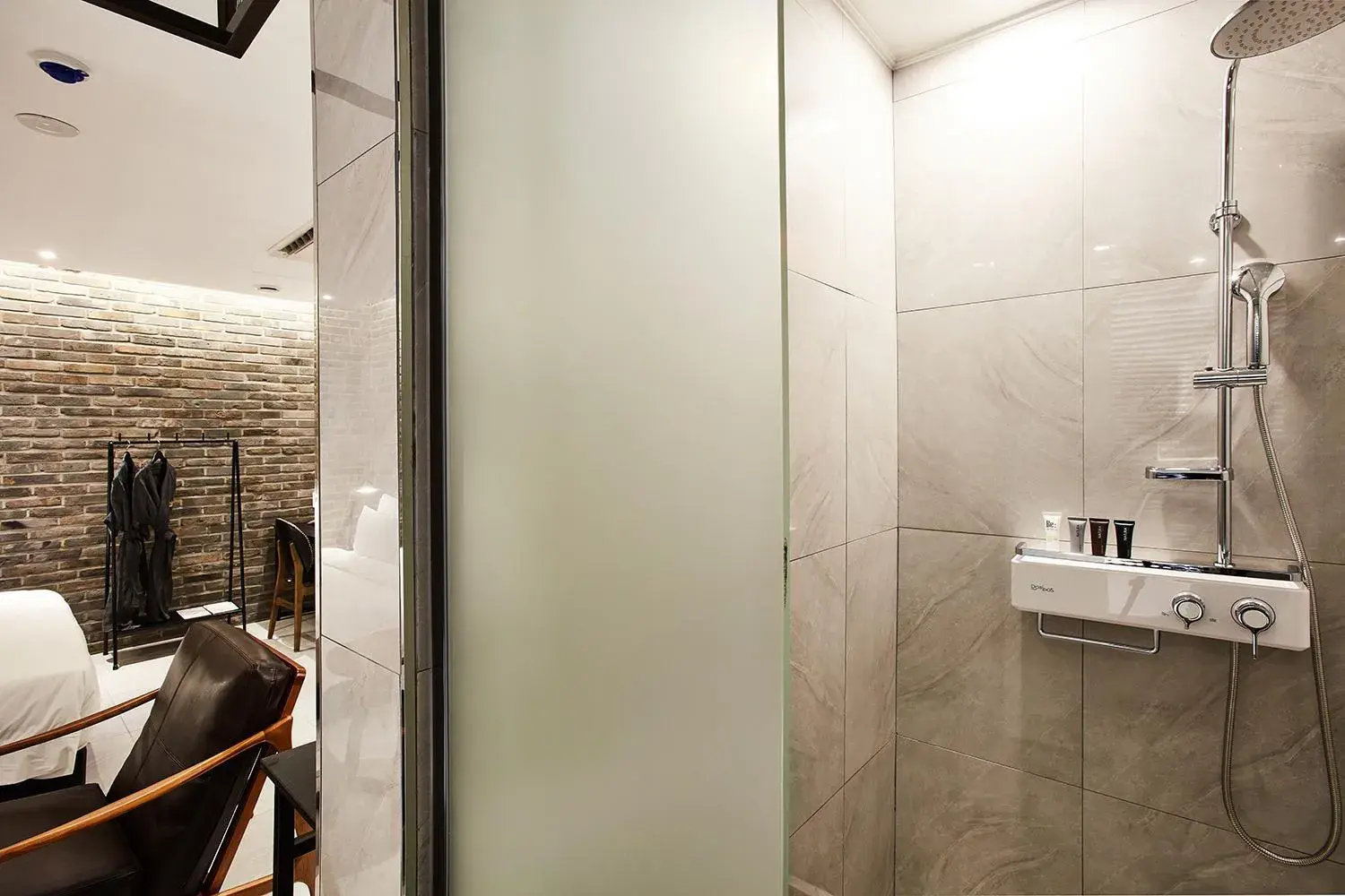 Shower in Hotel Wanted Shower in Hotel Wanted