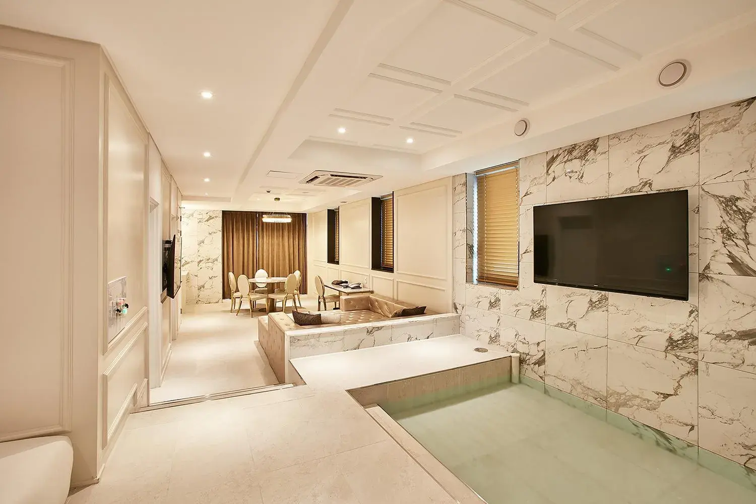 Photo of the whole room, Bed in Hotel Wanted Photo of the whole room, Bed in Hotel Wanted