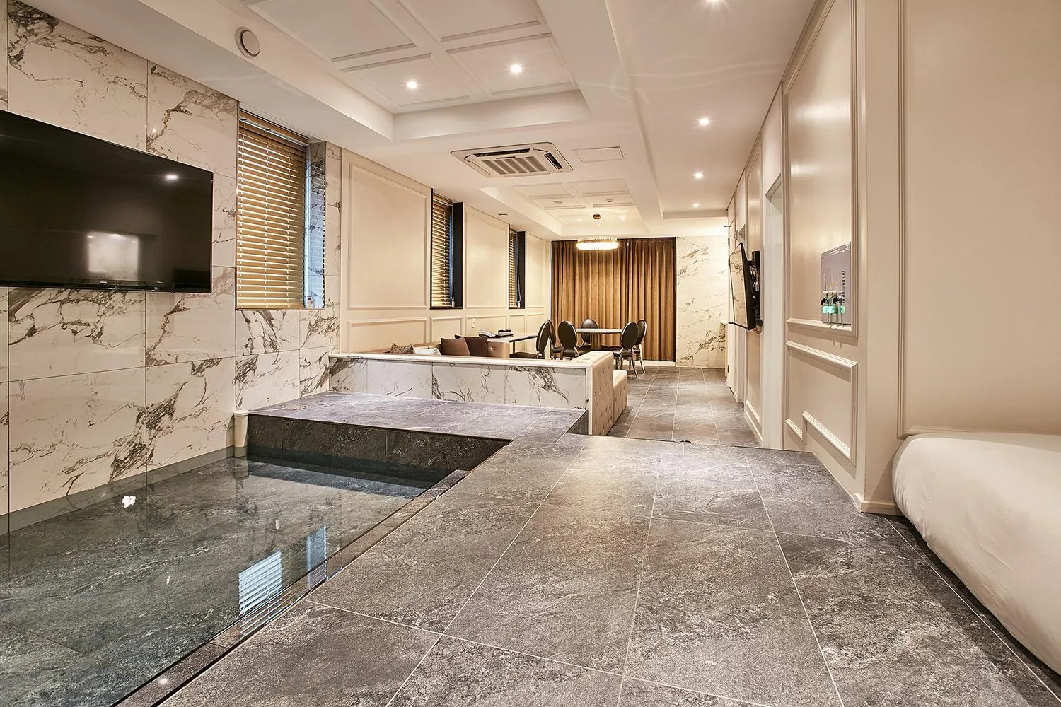 Photo of the whole room in Hotel Wanted