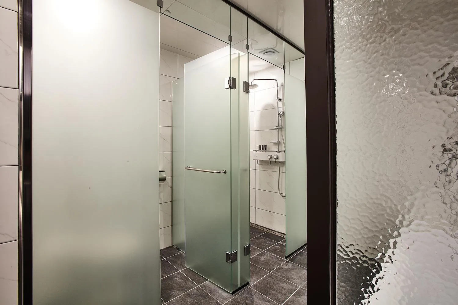 Shower in Hotel Wanted