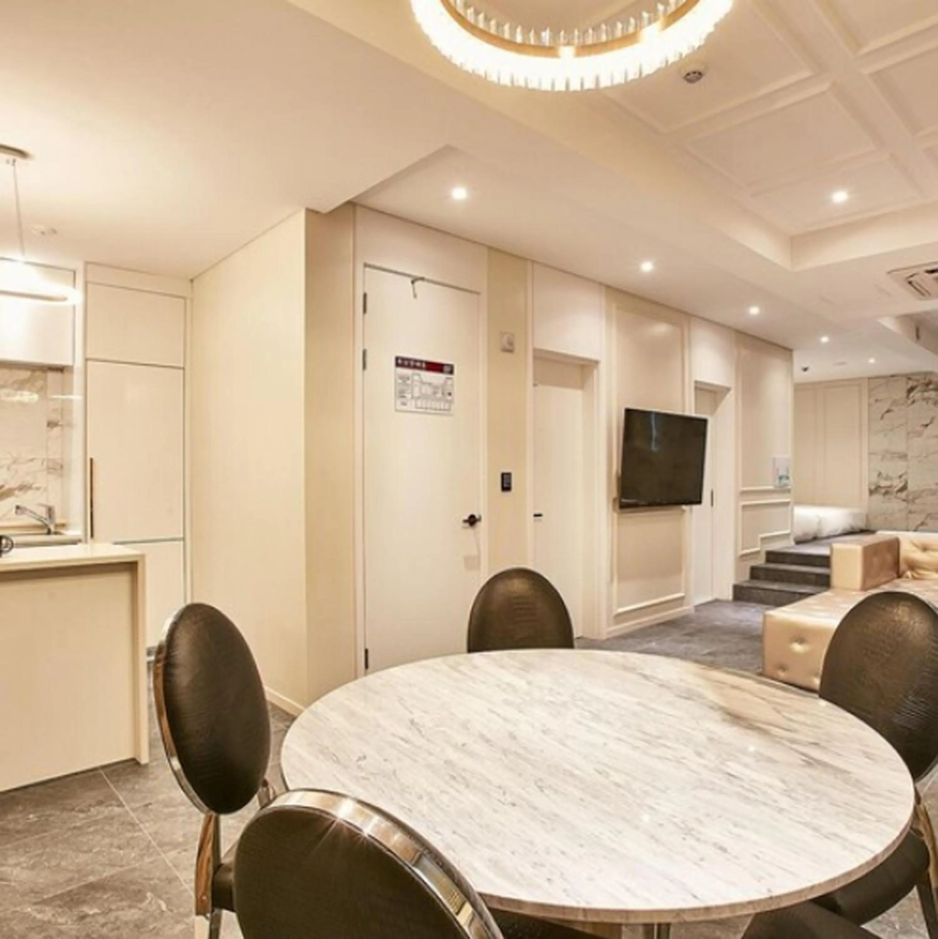 Restaurant/places to eat in Hotel Wanted