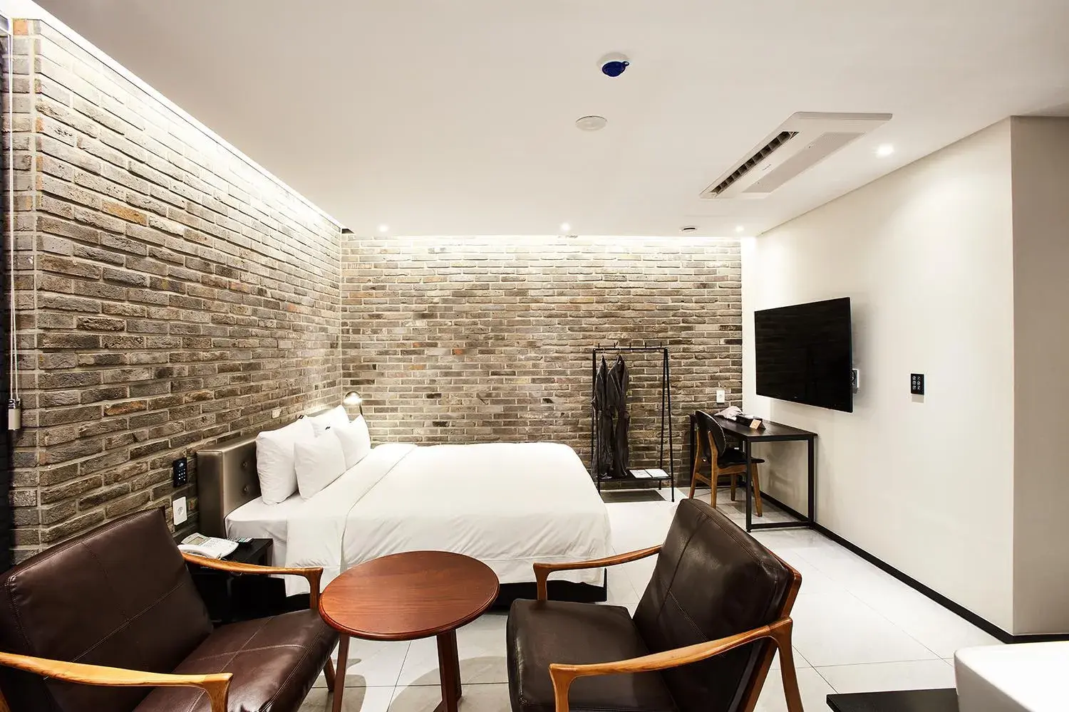 Bed in Hotel Wanted Bed in Hotel Wanted