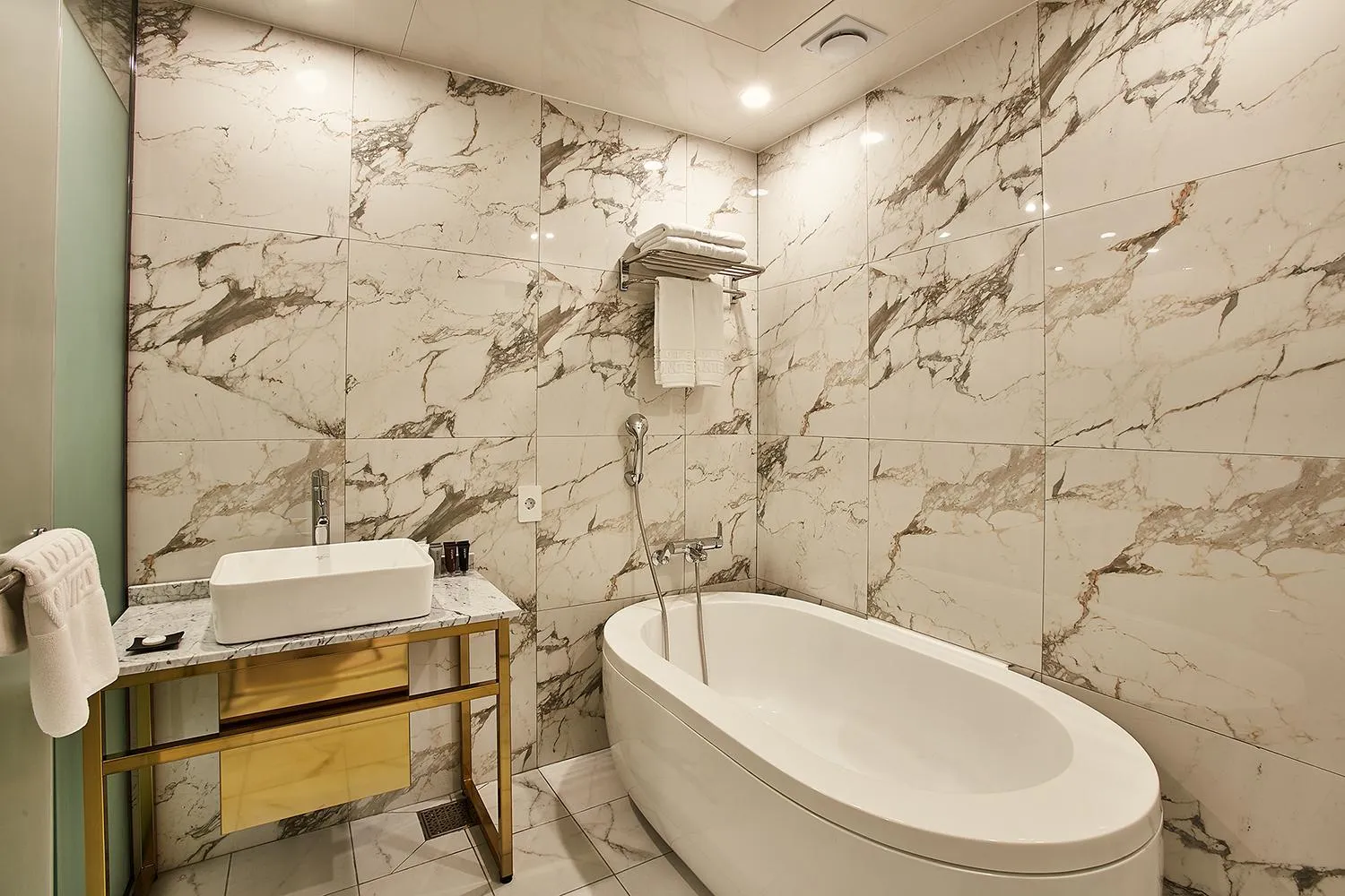 Bath in Hotel Wanted