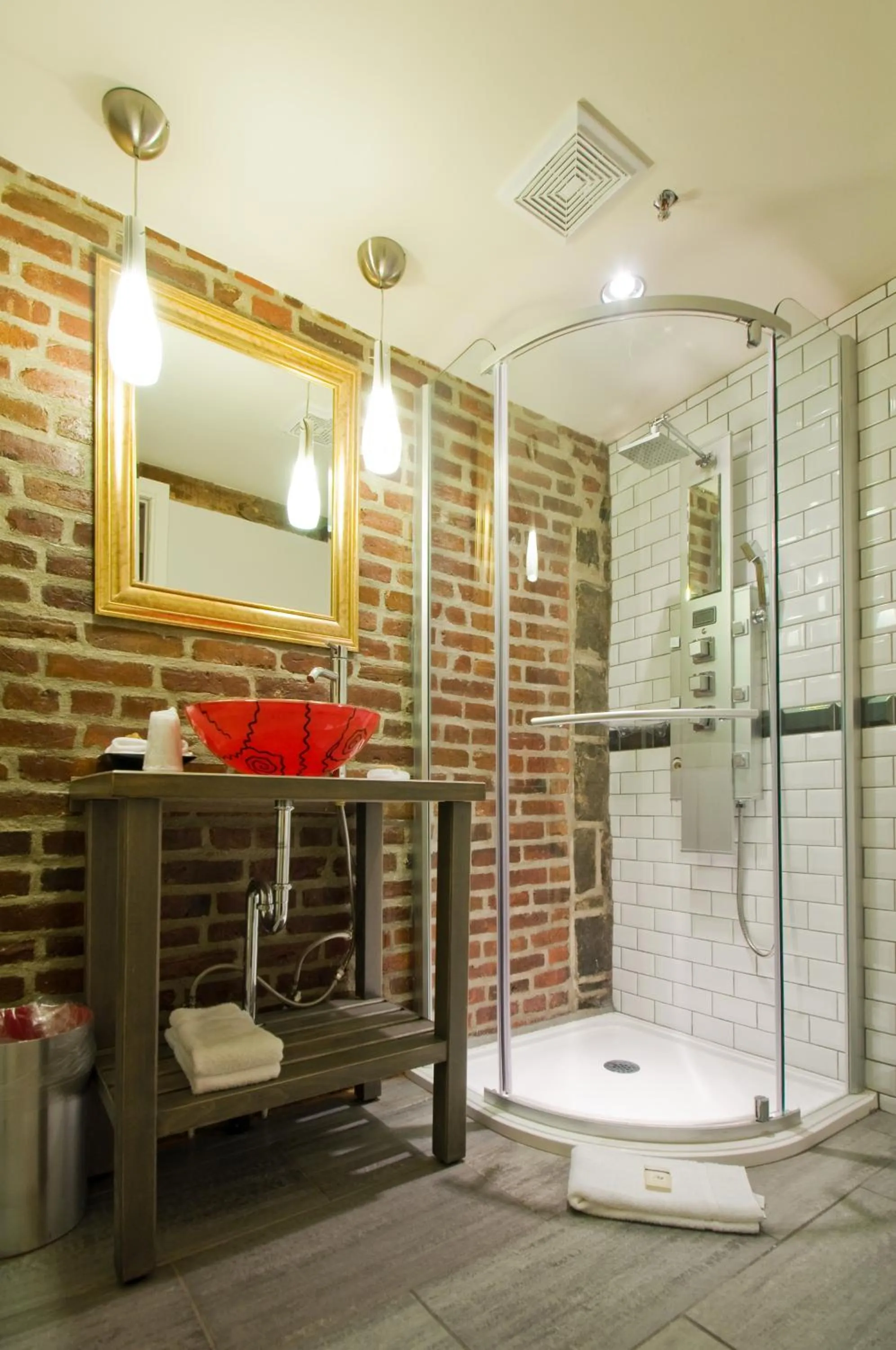 Shower in Auberge Place d'Armes - Par Aneyro