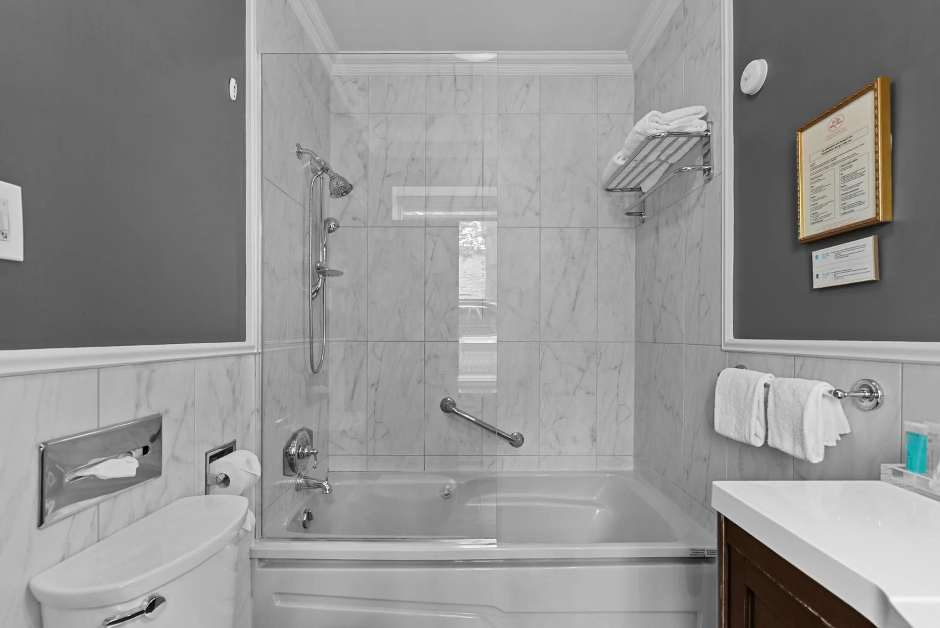 Bathroom in Auberge Place d'Armes - Par Aneyro